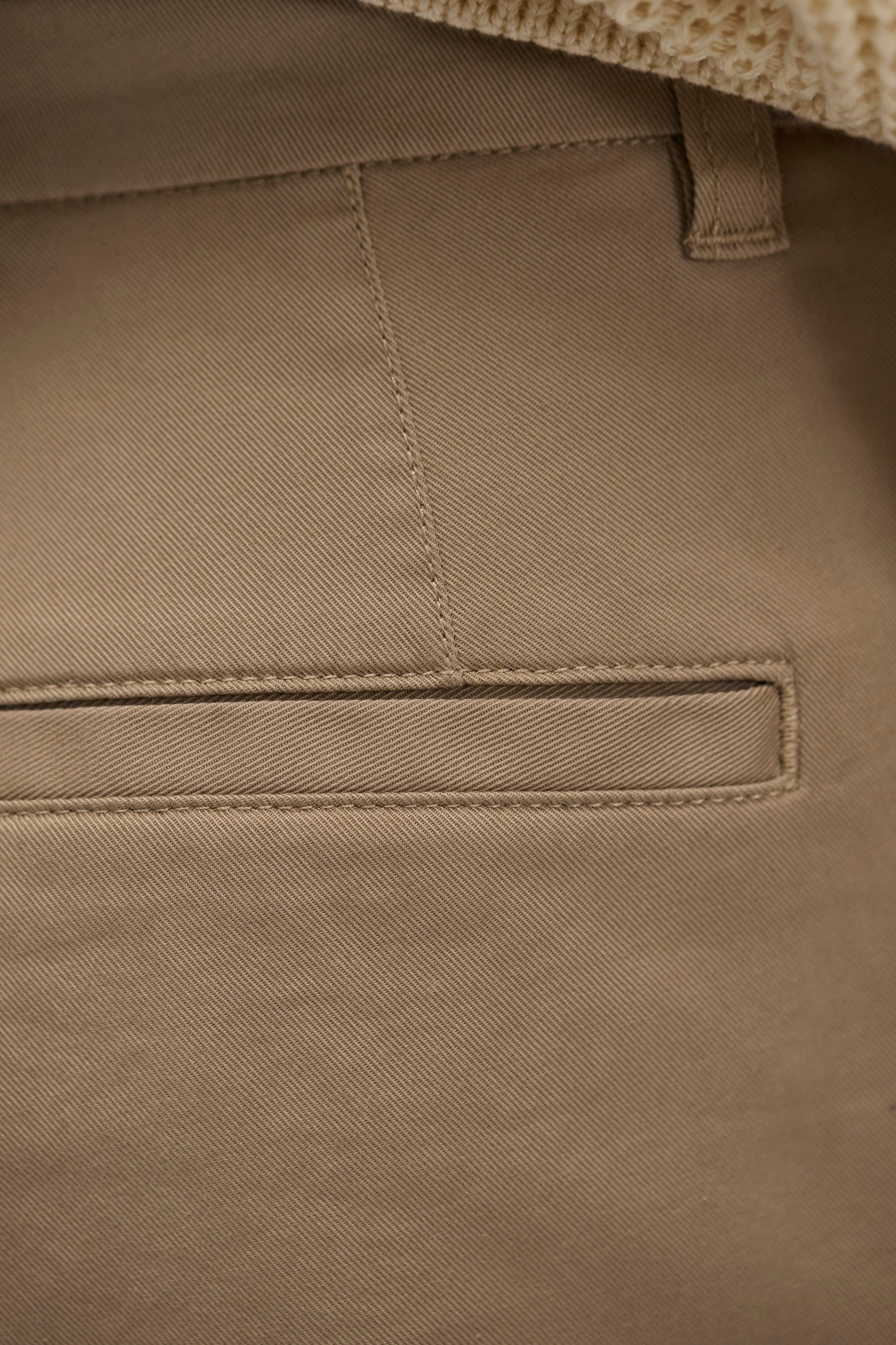 Pantalon plissé en sergé décontracté – Ce pantalon plissé en sergé décontracté est confectionné dans un sergé stretch italien compact et épuré, doté de doubles plis et d'une large…