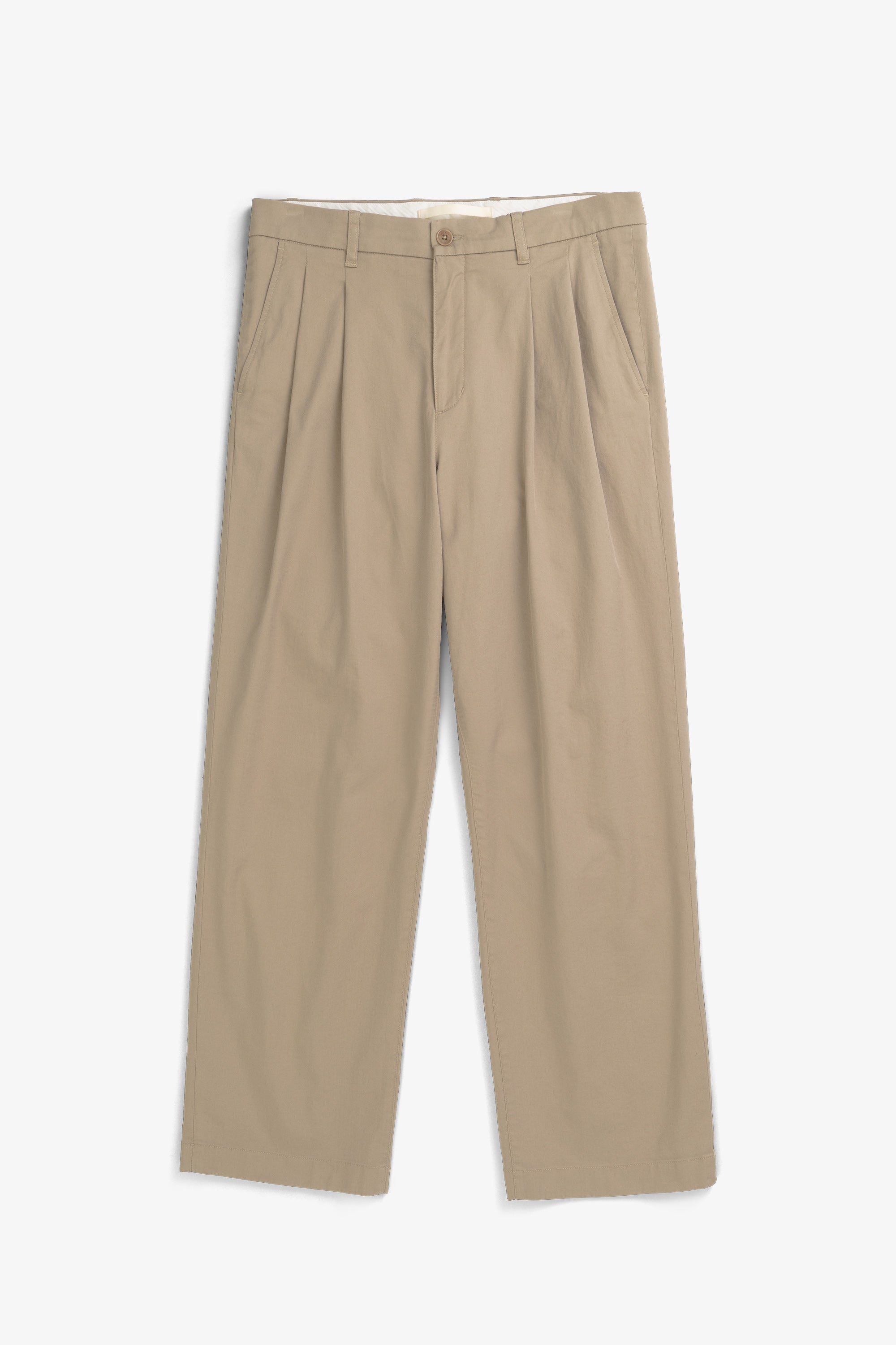 Pantalon plissé en sergé décontracté – Ce pantalon plissé en sergé décontracté est confectionné dans un sergé stretch italien compact et épuré, doté de doubles plis et d'une large…