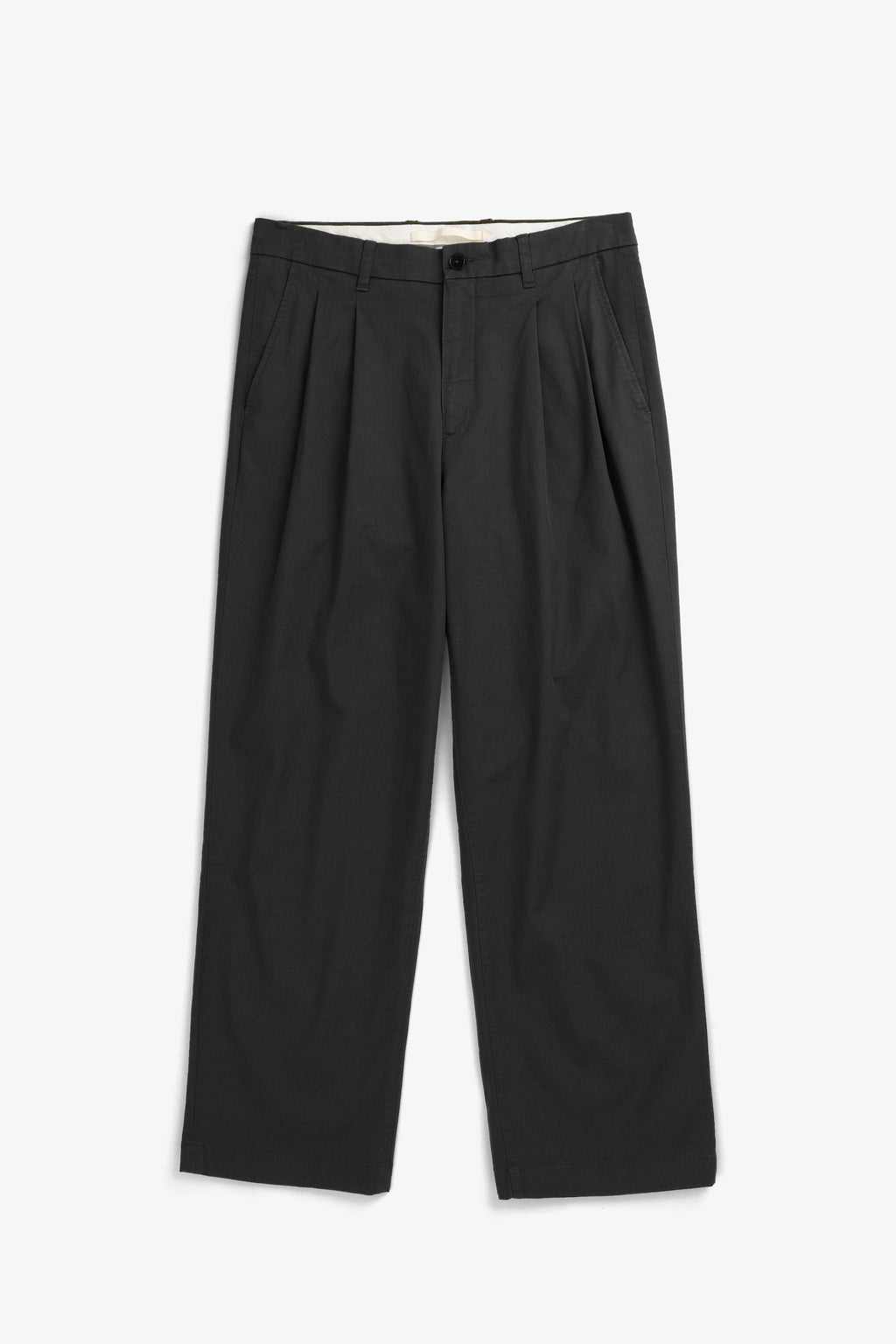Pantalon plissé en sergé décontracté - Pantalon plissé en sergé décontracté, confectionné dans un sergé italien stretch compact et net, doté de doubles plis et d'une large…