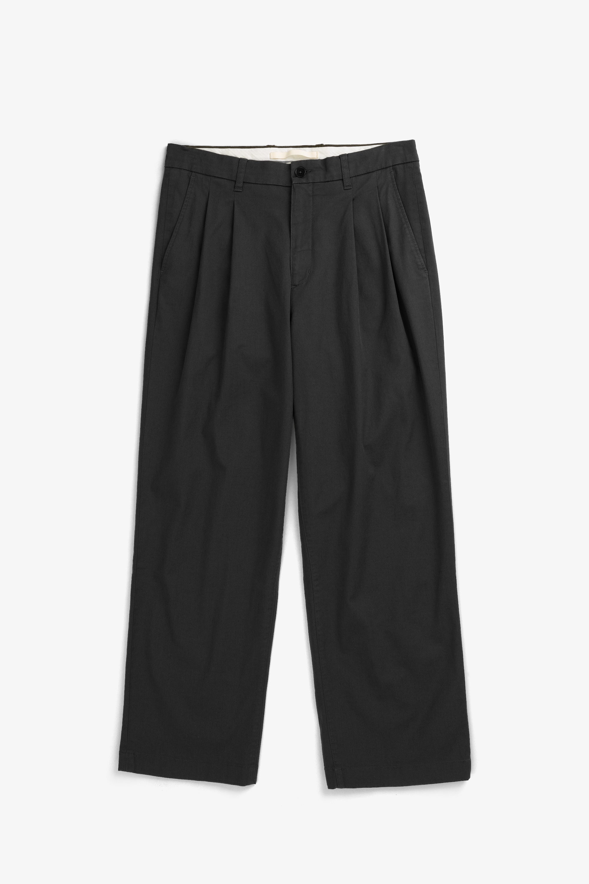 Pantalon plissé en sergé décontracté - Pantalon plissé en sergé décontracté, confectionné dans un sergé italien stretch compact et net, doté de doubles plis et d'une large…