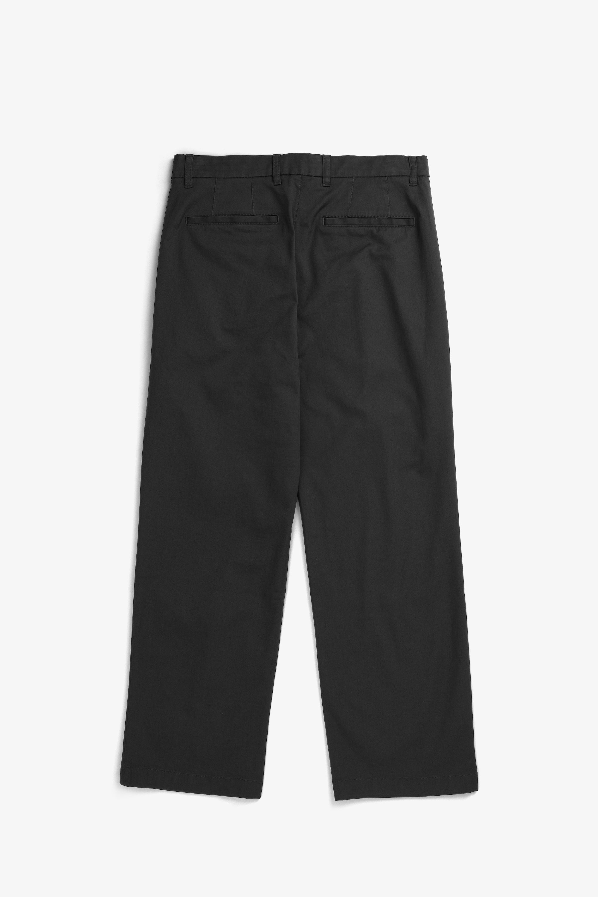 Pantalon plissé en sergé décontracté - Pantalon plissé en sergé décontracté, confectionné dans un sergé italien stretch compact et net, doté de doubles plis et d'une large…