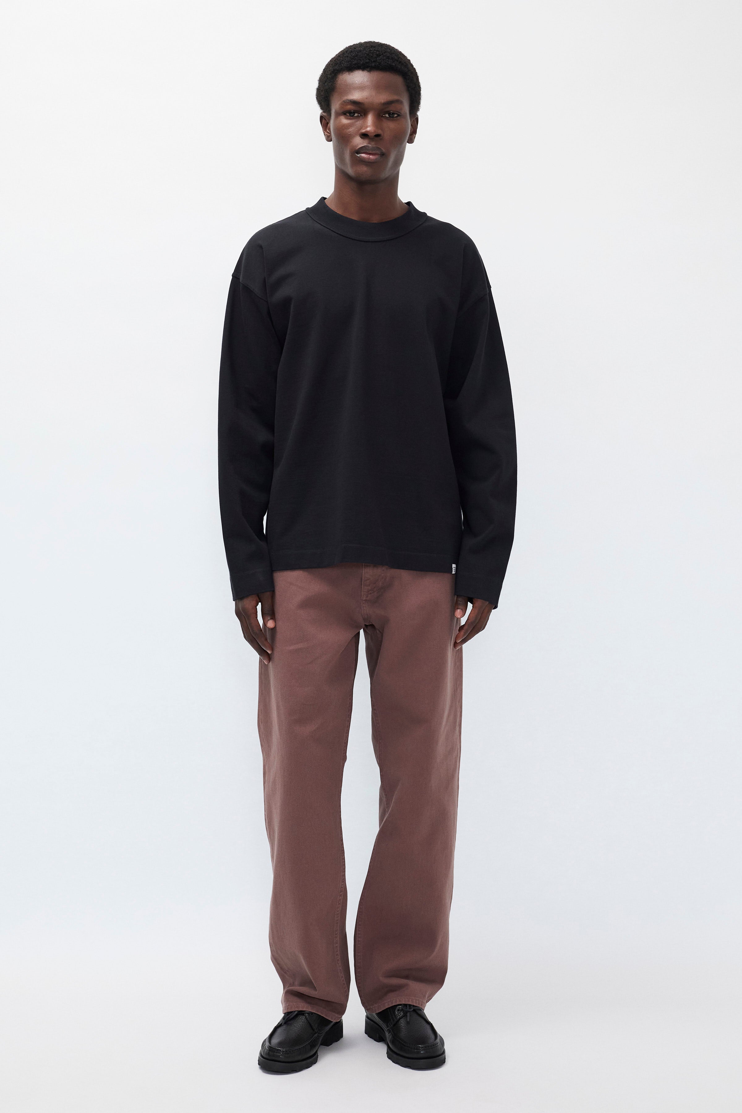 Jean Relaxed 5 Poches en Sergé Épais - Jean relaxed cinq poches en sergé épais 3x1 teint après confection - Coupe avec une taille plus haute et une jambe plus large qui se resserre l…