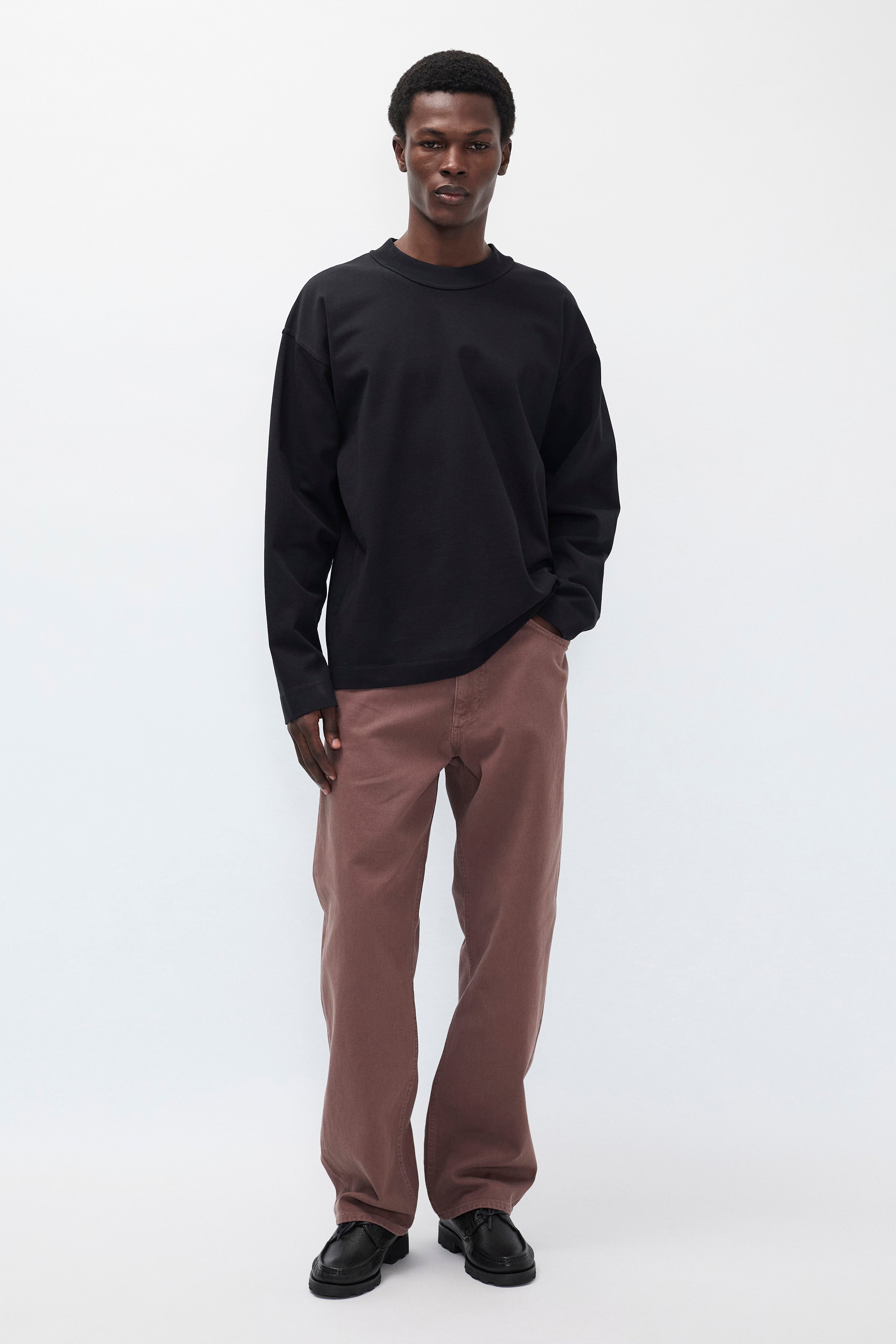 Jean Relaxed 5 Poches en Sergé Épais - Jean relaxed cinq poches en sergé épais 3x1 teint après confection - Coupe avec une taille plus haute et une jambe plus large qui se resserre l…