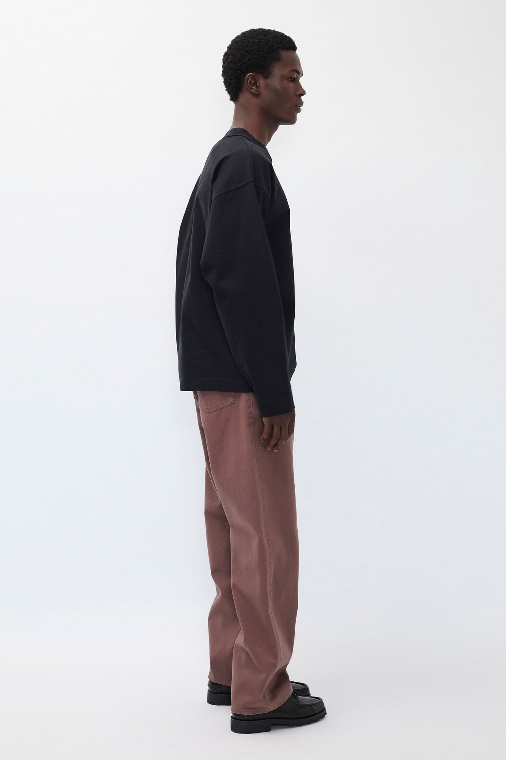 Jean Relaxed 5 Poches en Sergé Épais - Jean relaxed cinq poches en sergé épais 3x1 teint après confection - Coupe avec une taille plus haute et une jambe plus large qui se resserre l…