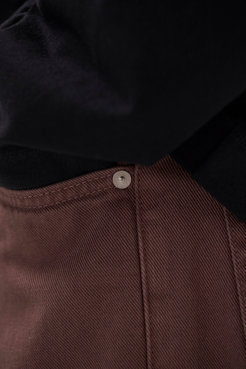 Jean Relaxed 5 Poches en Sergé Épais - Jean relaxed cinq poches en sergé épais 3x1 teint après confection - Coupe avec une taille plus haute et une jambe plus large qui se resserre l…