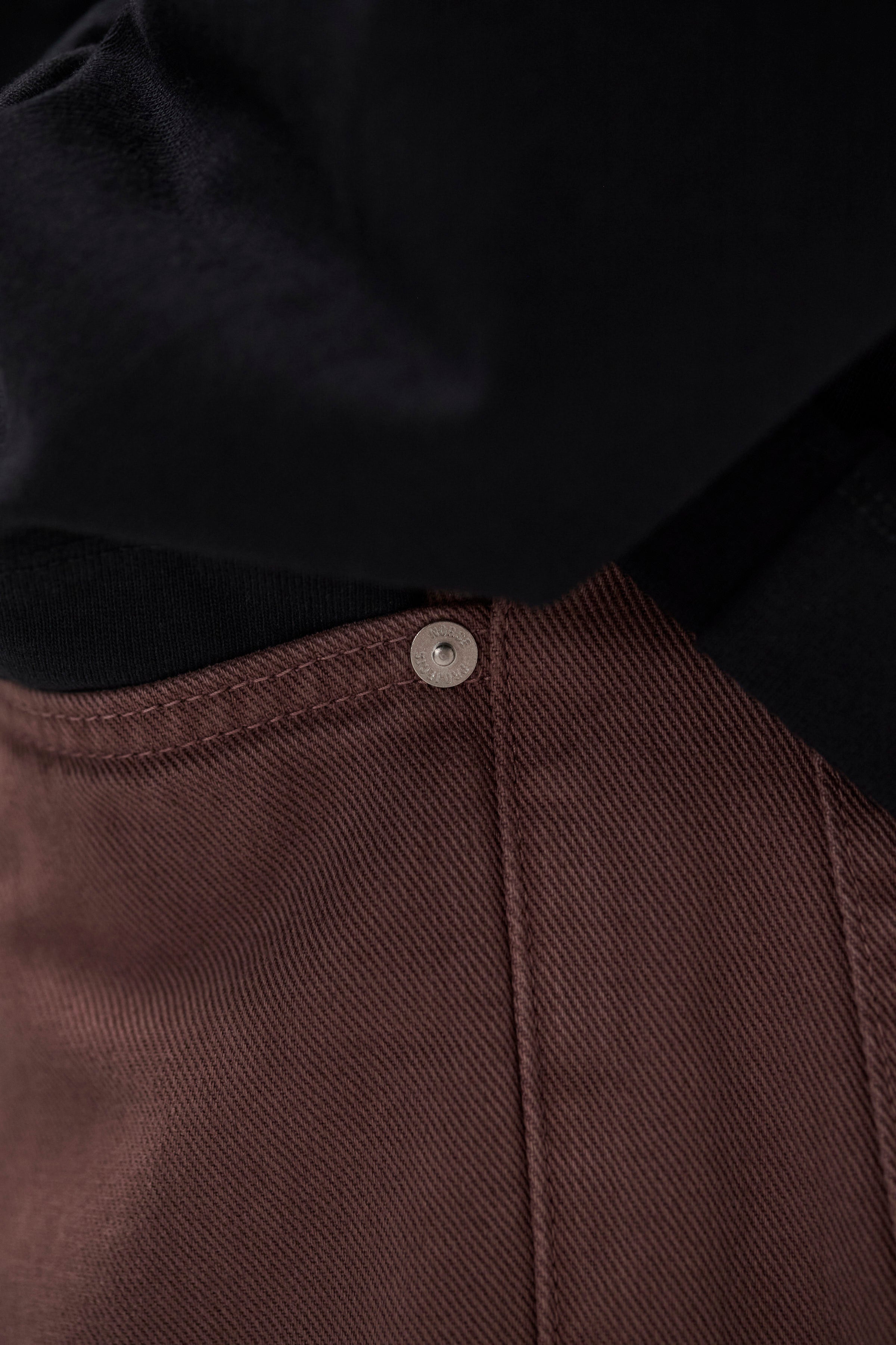 Jean Relaxed 5 Poches en Sergé Épais - Jean relaxed cinq poches en sergé épais 3x1 teint après confection - Coupe avec une taille plus haute et une jambe plus large qui se resserre l…