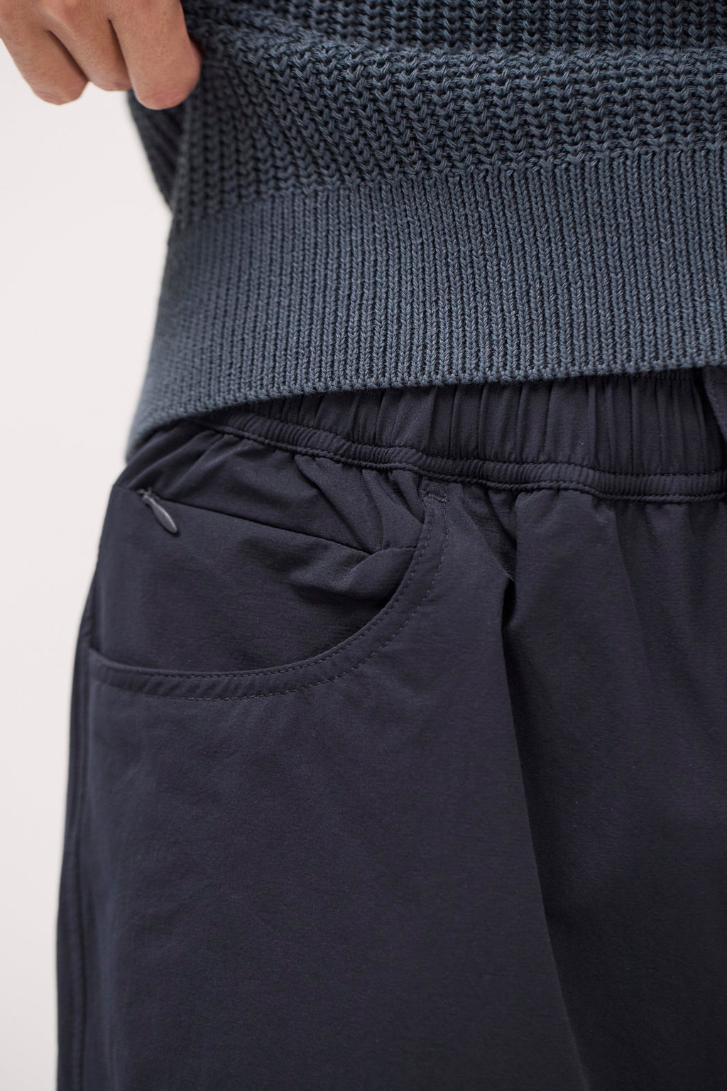 Short de transport - Conçu pour une grande perméabilité à l'air et une extensibilité optimale, il offre un confort exceptionnel et une protection fiable contre les intempéries, tandis que le fa…