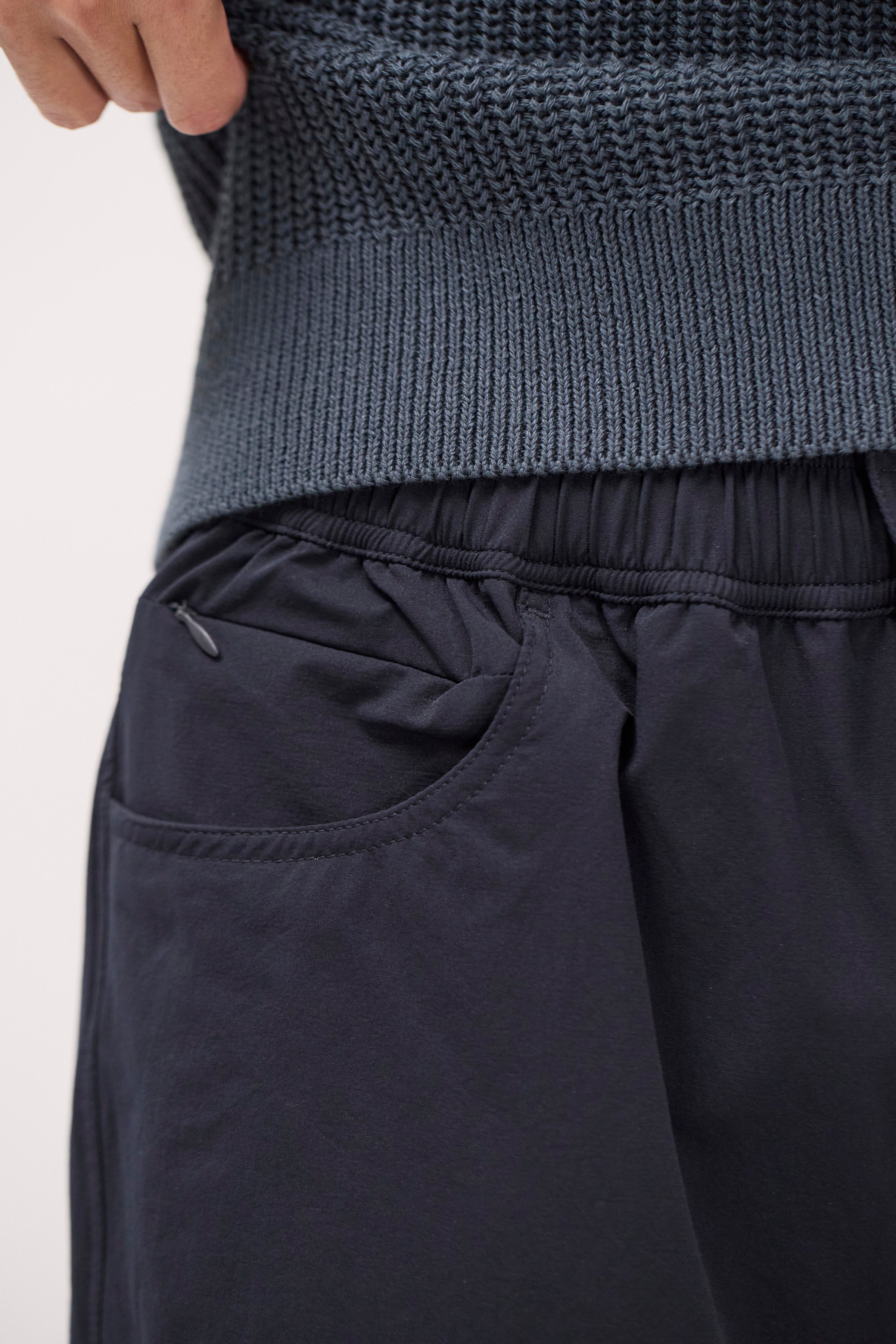 Short de transport - Conçu pour une grande perméabilité à l'air et une extensibilité optimale, il offre un confort exceptionnel et une protection fiable contre les intempéries, tandis que le fa…