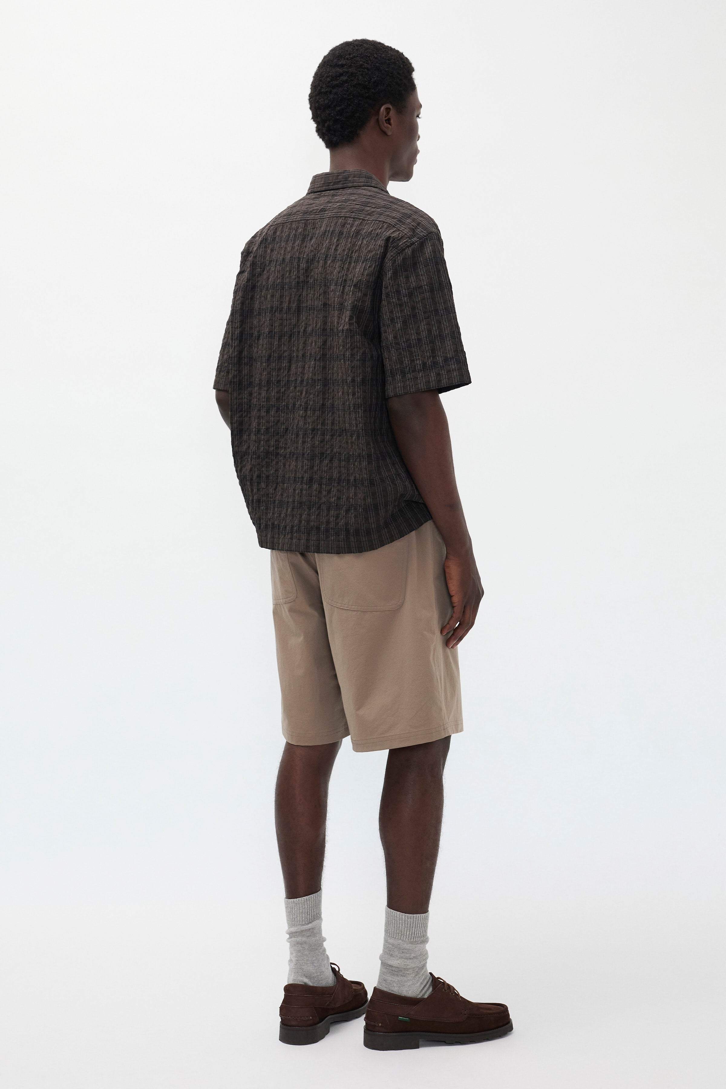 Short Commuter - Conçu pour une respirabilité et une extensibilité élevées, il offre un confort exceptionnel et une protection fiable contre les intempéries tandis que le tissu fa...