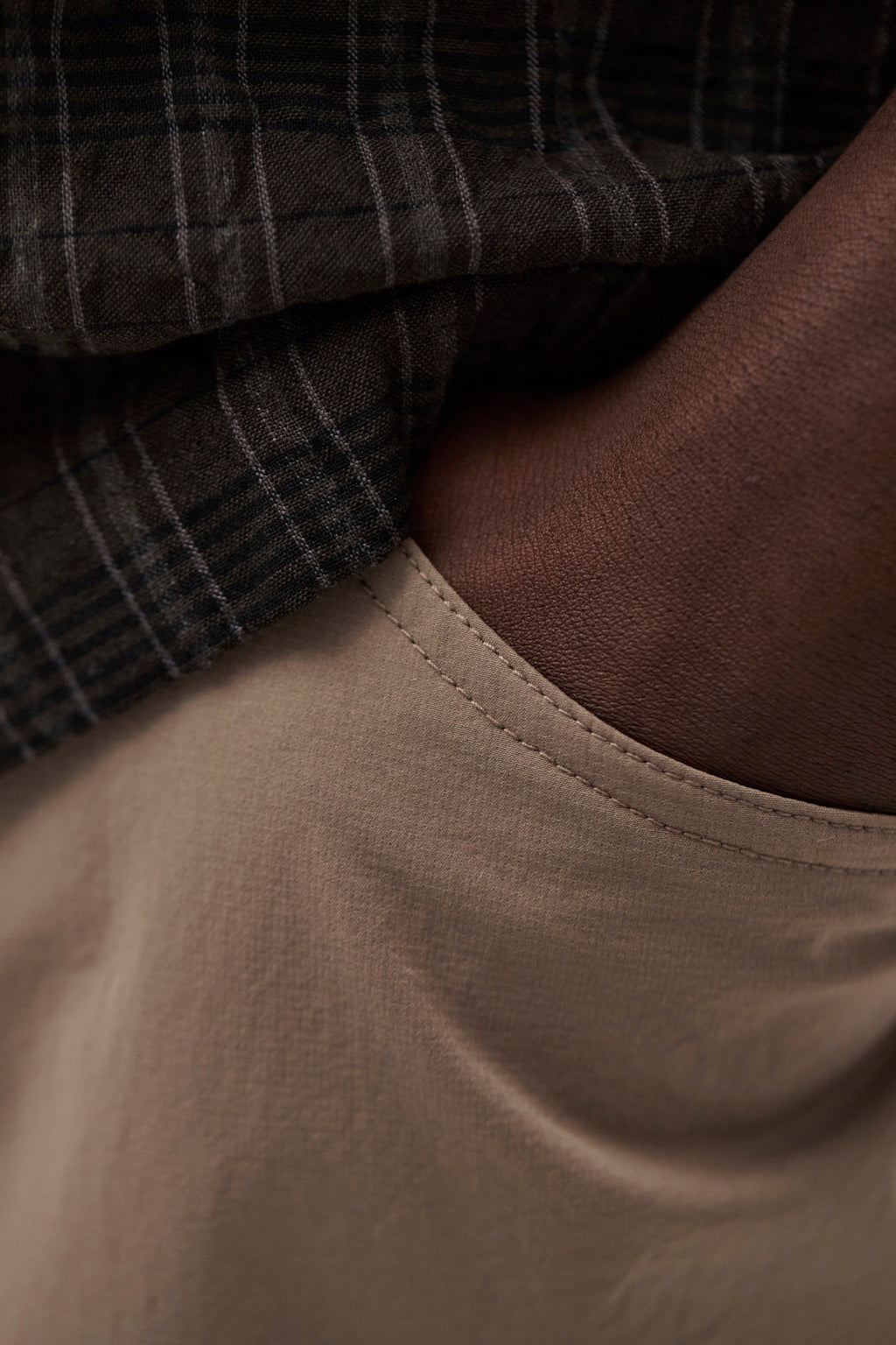 Short Commuter - Conçu pour une respirabilité et une extensibilité élevées, il offre un confort exceptionnel et une protection fiable contre les intempéries tandis que le tissu fa...
