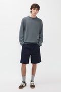 Short décontracté en twill de coton - Un short coupe décontractée à taille élastiquée, avec une jambe large, confectionné en twill léger et teint en pièce pour une couleur riche…