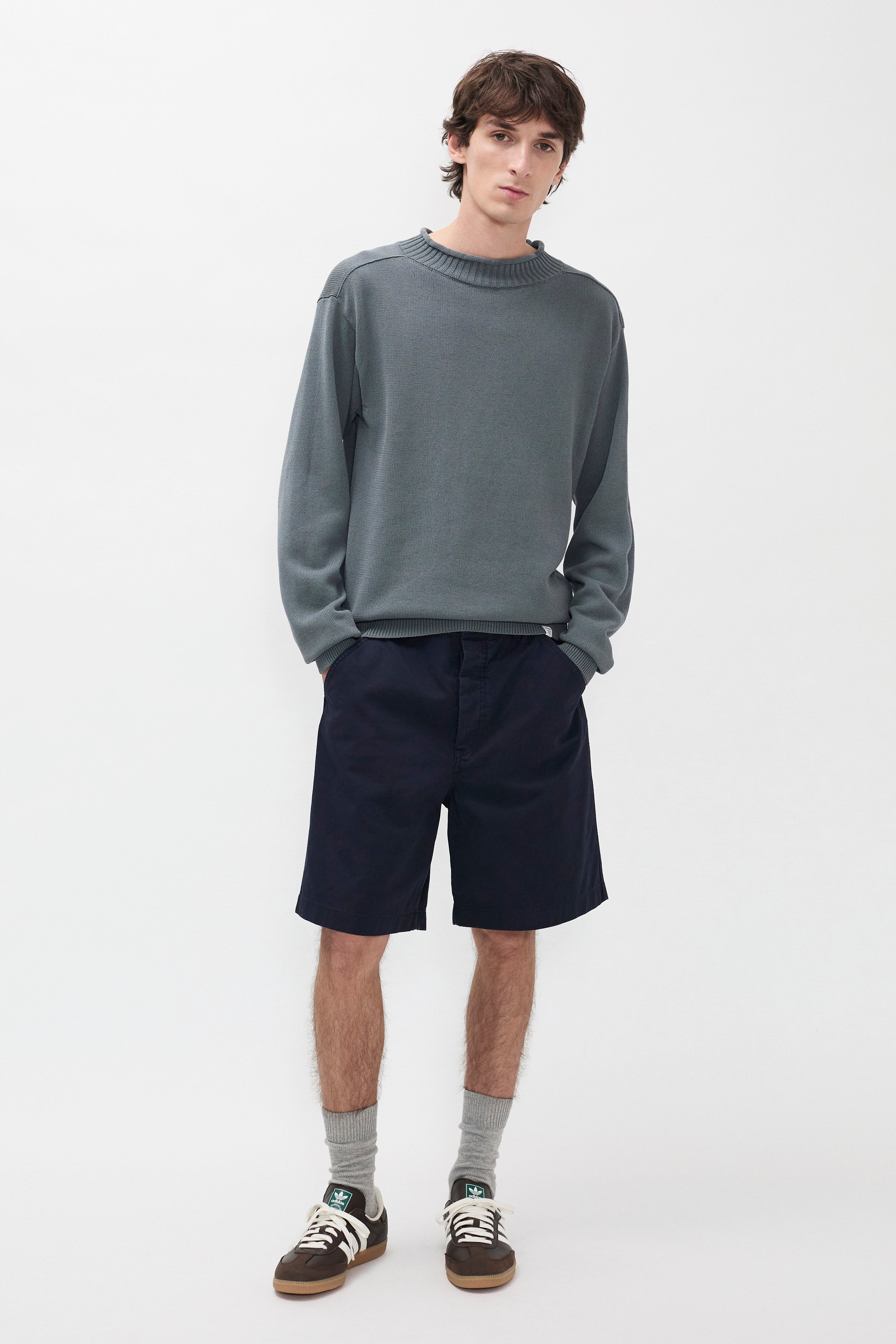 Short décontracté en twill de coton - Un short coupe décontractée à taille élastiquée, avec une jambe large, confectionné en twill léger et teint en pièce pour une couleur riche…