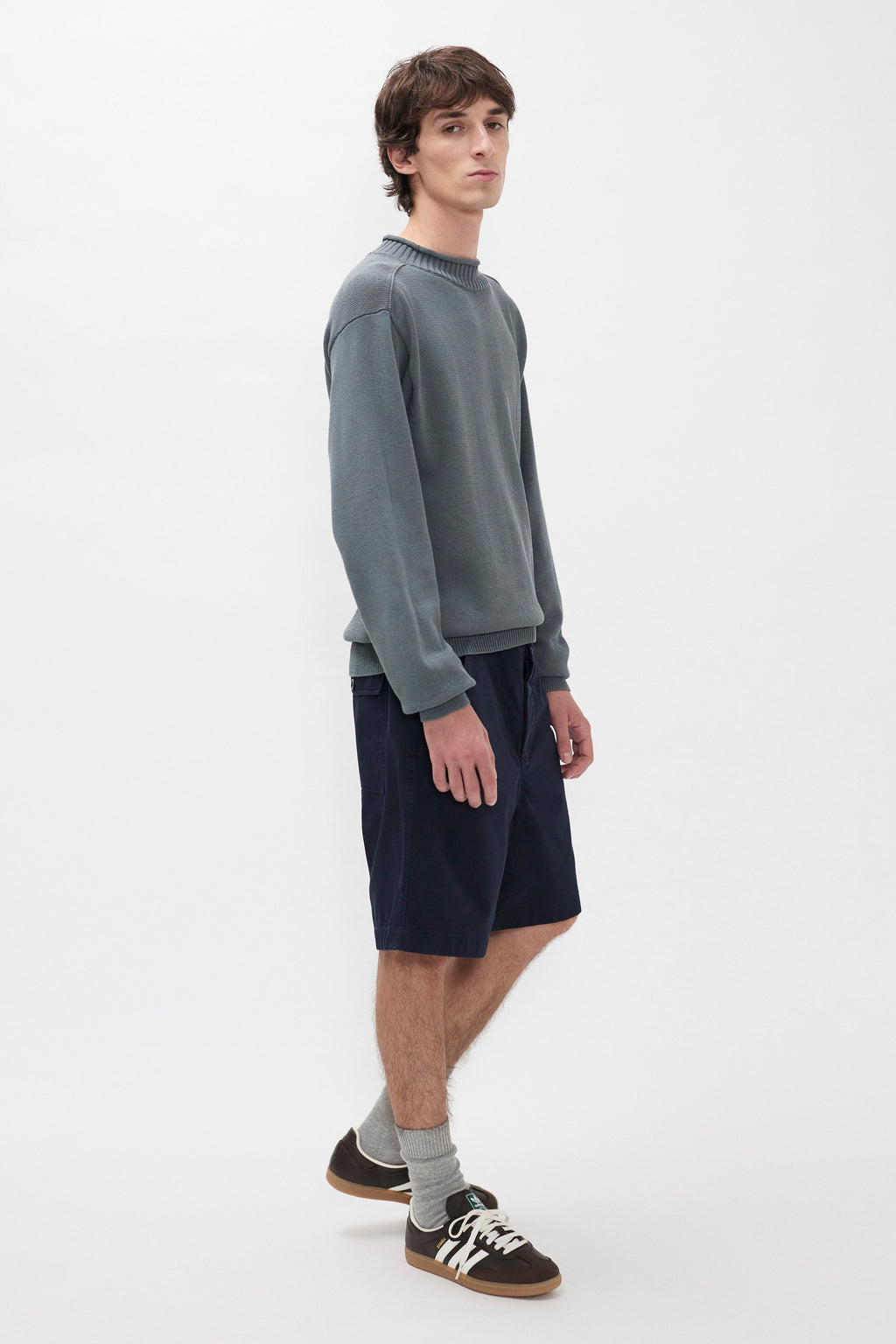 Short décontracté en twill de coton - Un short coupe décontractée à taille élastiquée, avec une jambe large, confectionné en twill léger et teint en pièce pour une couleur riche…