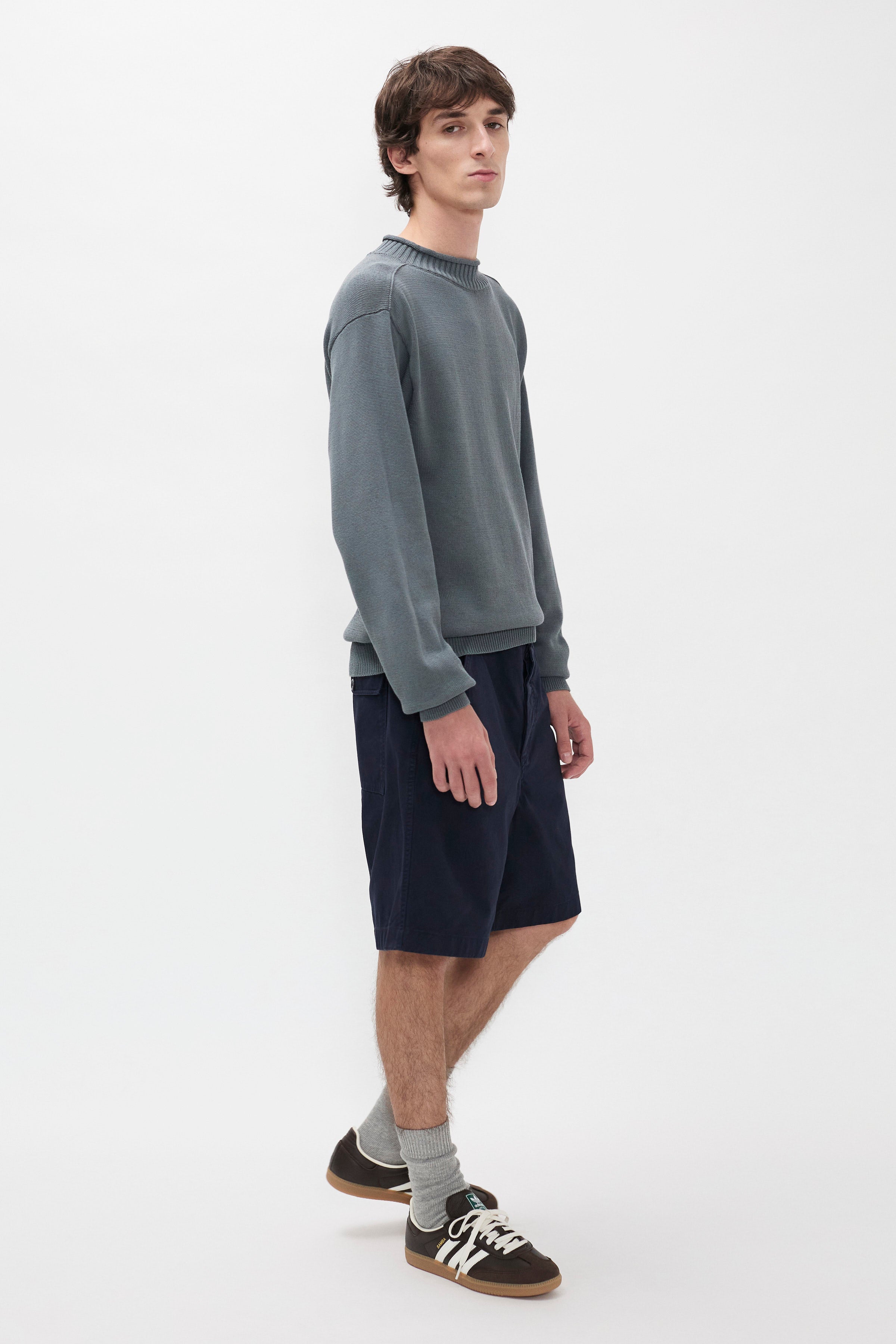 Short décontracté en twill de coton - Un short coupe décontractée à taille élastiquée, avec une jambe large, confectionné en twill léger et teint en pièce pour une couleur riche…