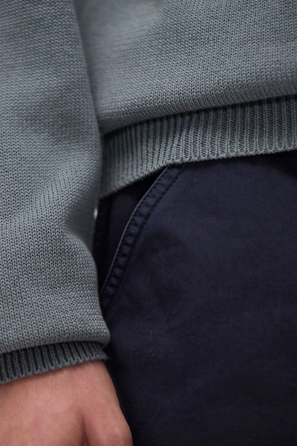 Short décontracté en twill de coton - Un short coupe décontractée à taille élastiquée, avec une jambe large, confectionné en twill léger et teint en pièce pour une couleur riche…
