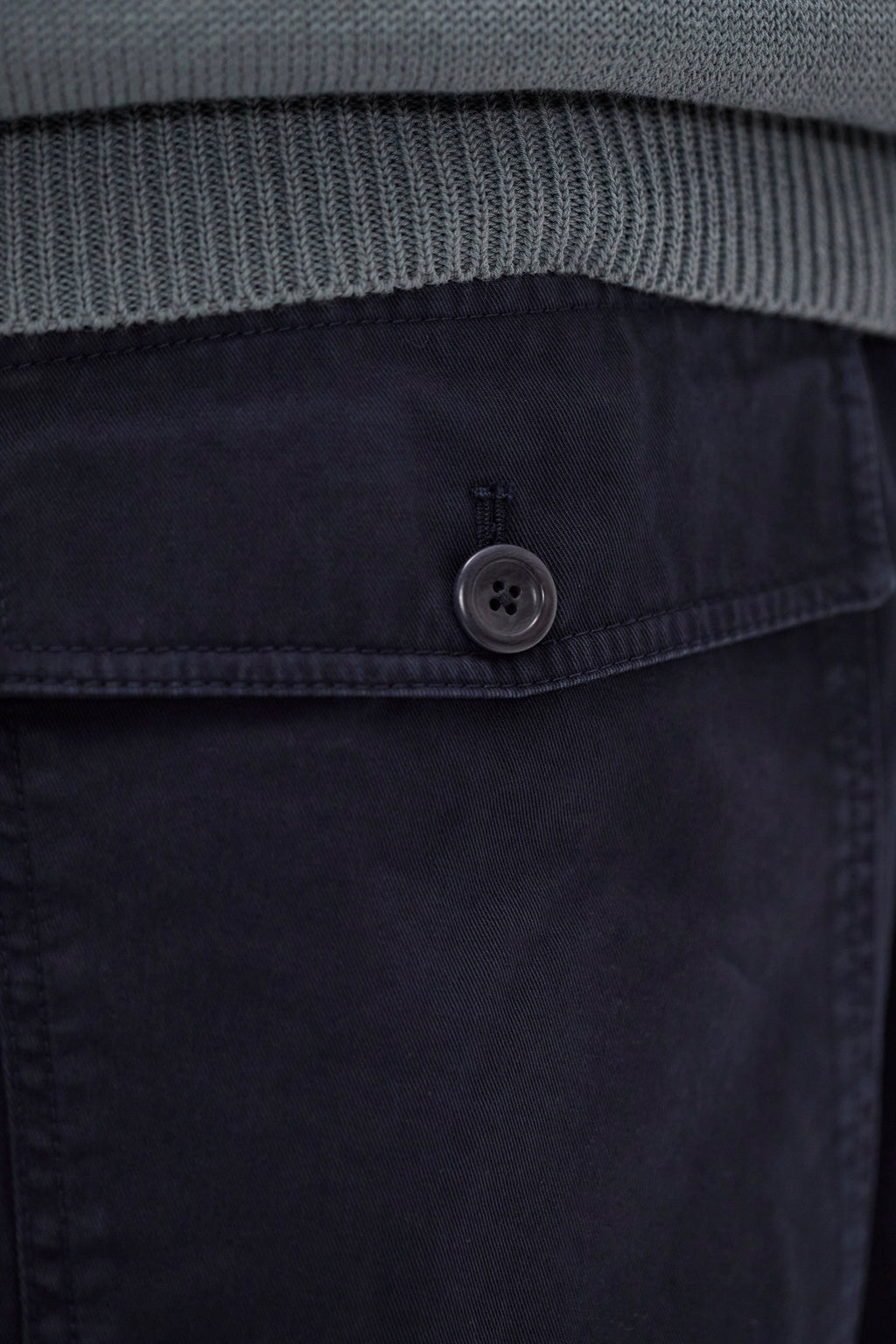 Short décontracté en twill de coton - Un short coupe décontractée à taille élastiquée, avec une jambe large, confectionné en twill léger et teint en pièce pour une couleur riche…