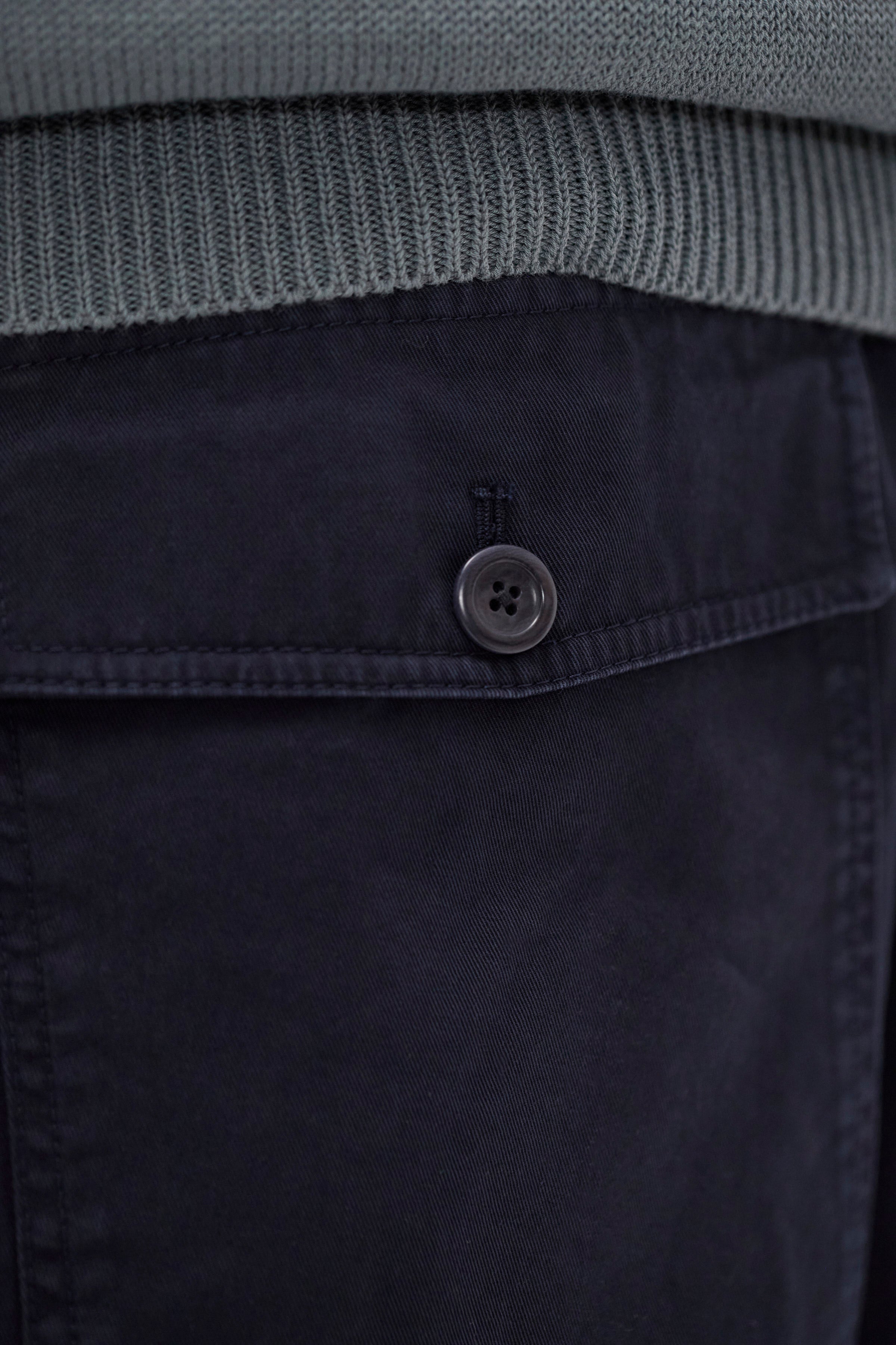 Short décontracté en twill de coton - Un short coupe décontractée à taille élastiquée, avec une jambe large, confectionné en twill léger et teint en pièce pour une couleur riche…