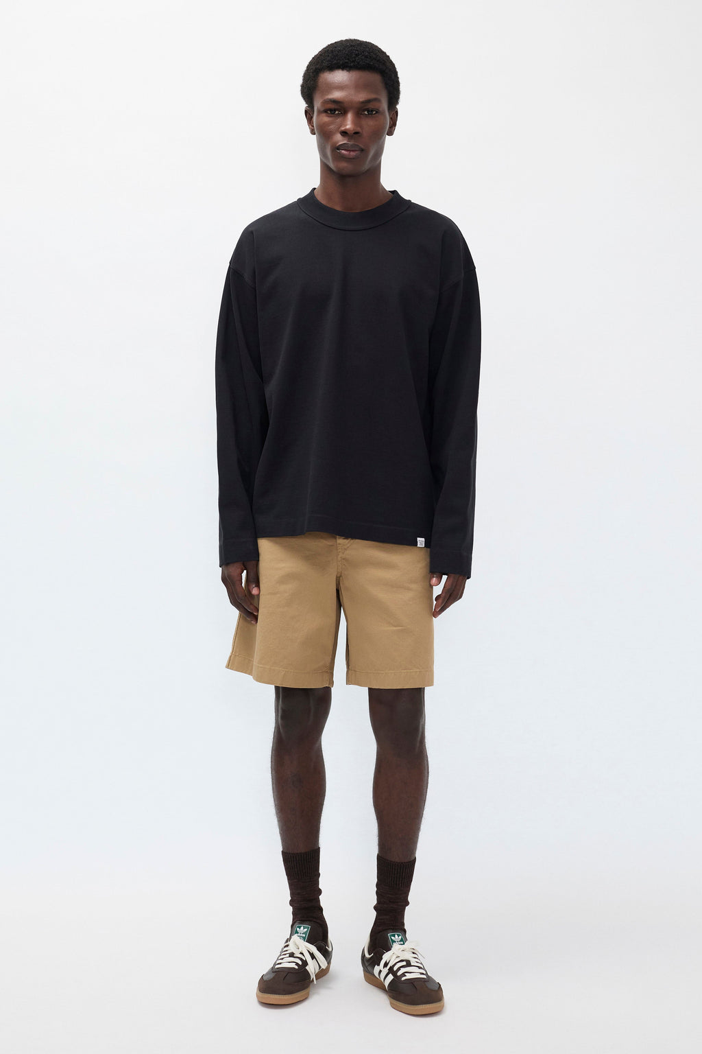Short en sergé de coton décontracté – Un short élastiqué à la coupe décontractée, doté de jambes larges, confectionné en sergé léger et teint en pièce pour une couleur riche…