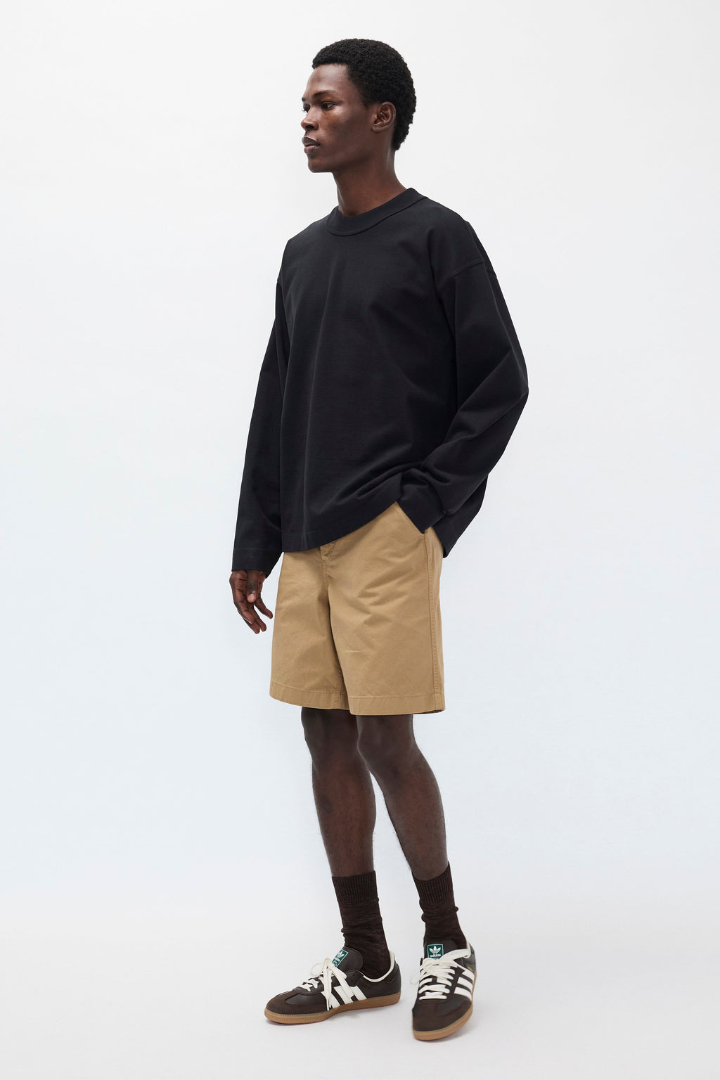 Short en sergé de coton décontracté – Un short élastiqué à la coupe décontractée, doté de jambes larges, confectionné en sergé léger et teint en pièce pour une couleur riche…