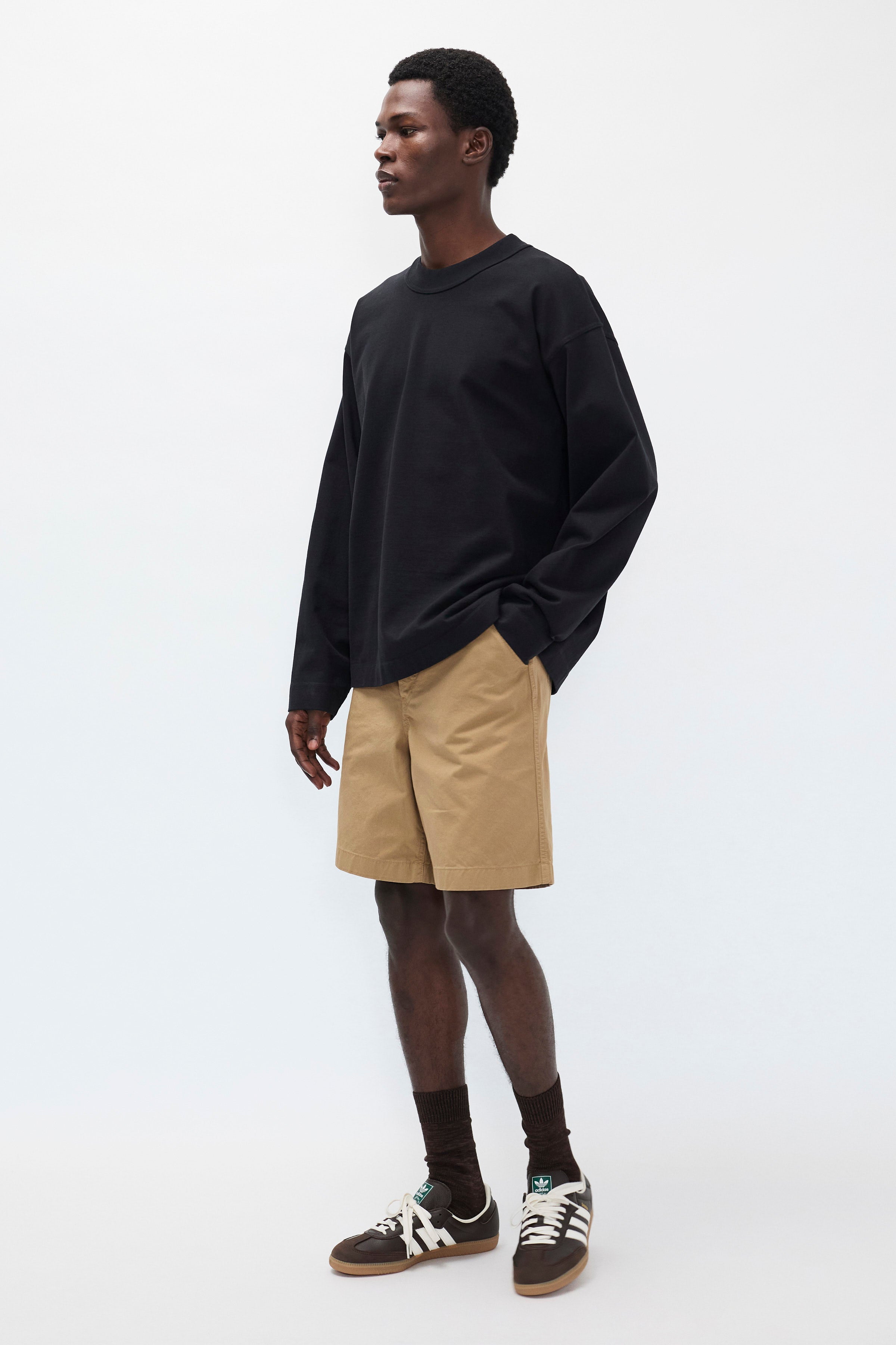 Short en sergé de coton décontracté – Un short élastiqué à la coupe décontractée, doté de jambes larges, confectionné en sergé léger et teint en pièce pour une couleur riche…