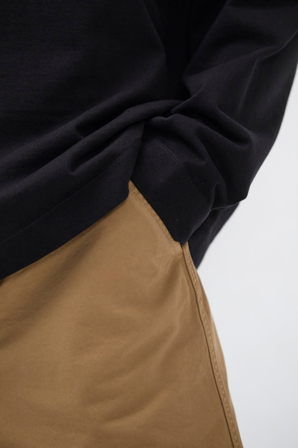 Short en sergé de coton décontracté – Un short élastiqué à la coupe décontractée, doté de jambes larges, confectionné en sergé léger et teint en pièce pour une couleur riche…