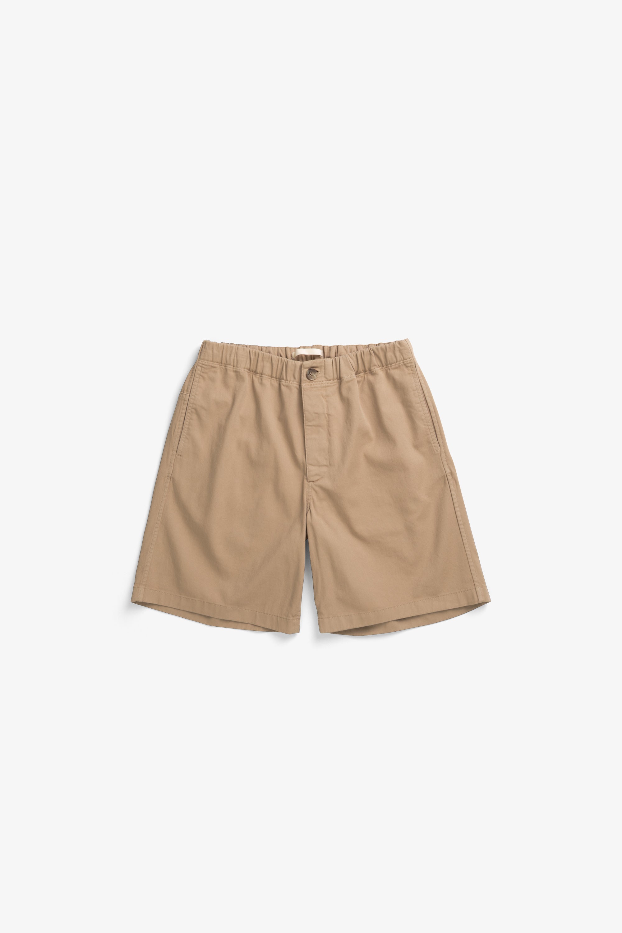 Short en sergé extensible en coton biologique – Un short de coupe décontractée à jambe ample, confectionné en sergé de coton biologique extensible – Avec une fermeture éclair…