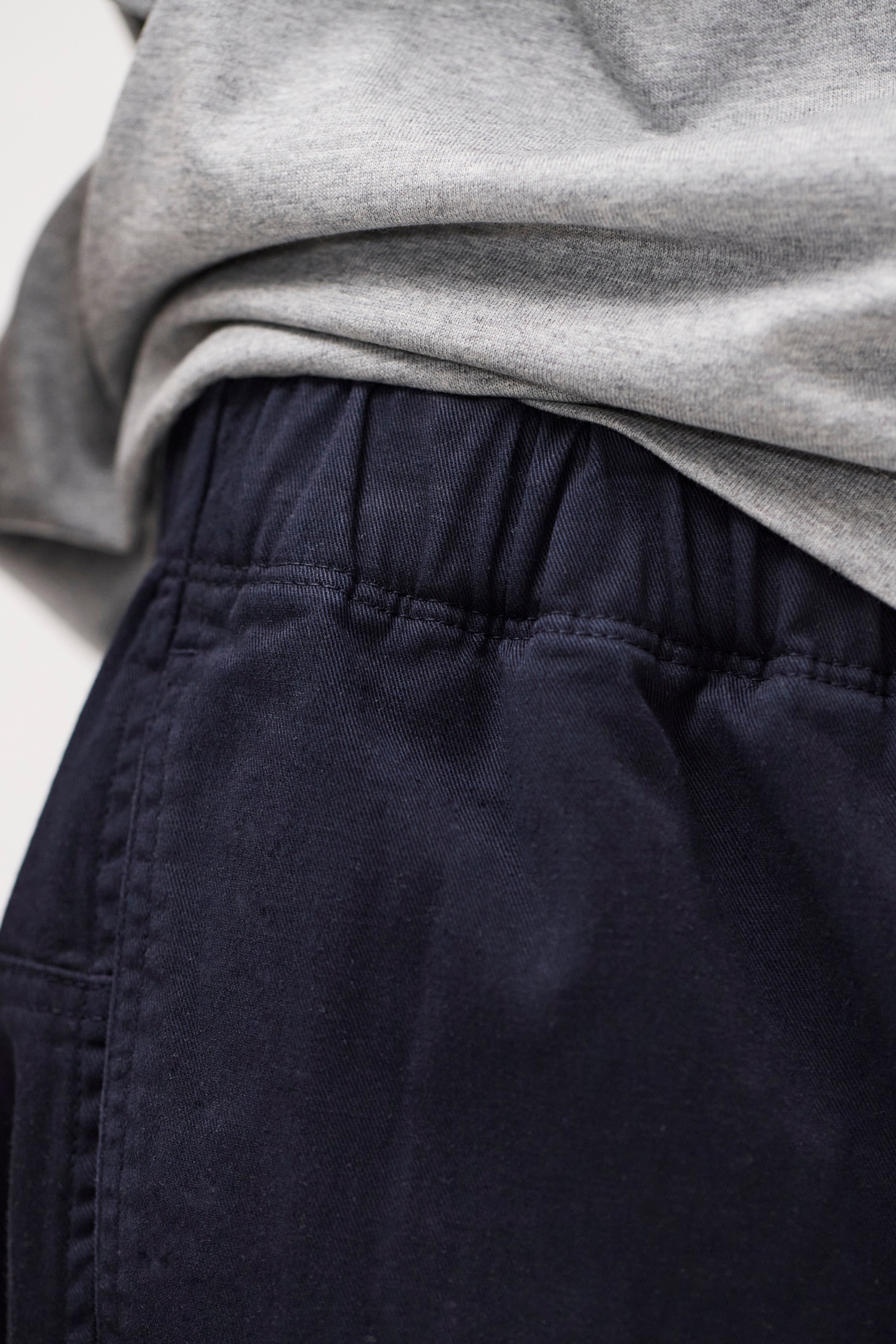 Short en twill stretch de coton biologique - Un short coupe décontractée, à jambe ample, confectionné en twill de coton biologique stretch - Un short coupe décontractée…