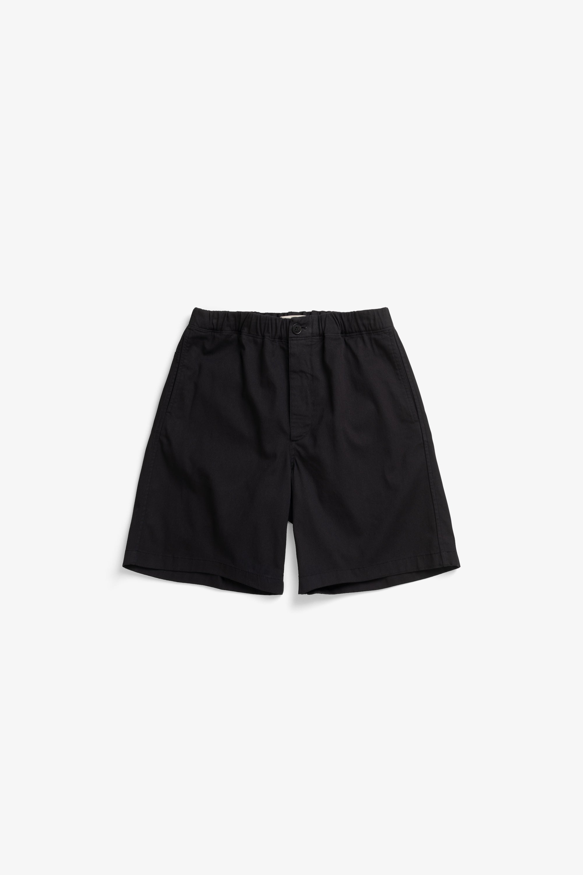 Short en sergé extensible bio regular - Un short décontracté avec une jambe ample, confectionné en sergé de coton bio extensible - Le pantalon est teint en pièce…