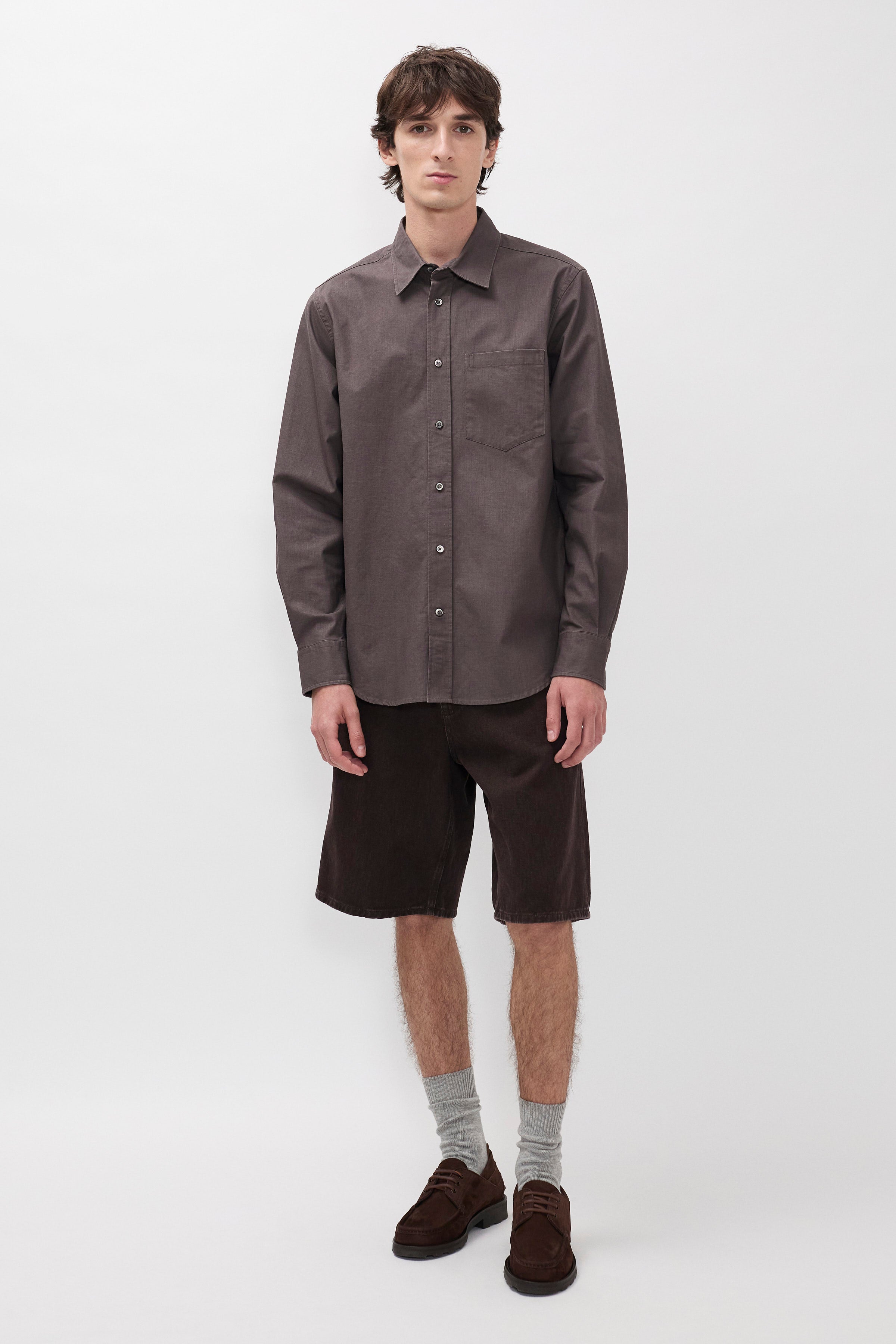 Short décontracté en twill 5 poches teint en réserve - Short décontracté à cinq poches en tissu twill teint en réserve - La teinture n'est appliquée que sur le devant du t…