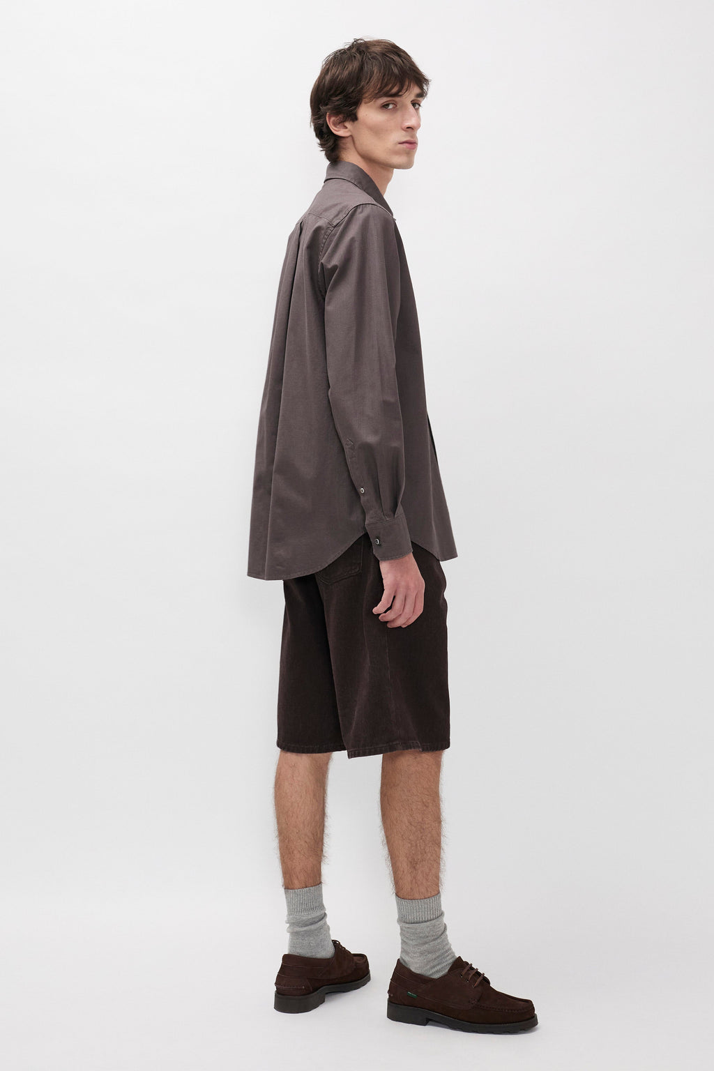 Short décontracté en twill 5 poches teint en réserve - Short décontracté à cinq poches en tissu twill teint en réserve - La teinture n'est appliquée que sur le devant du t…