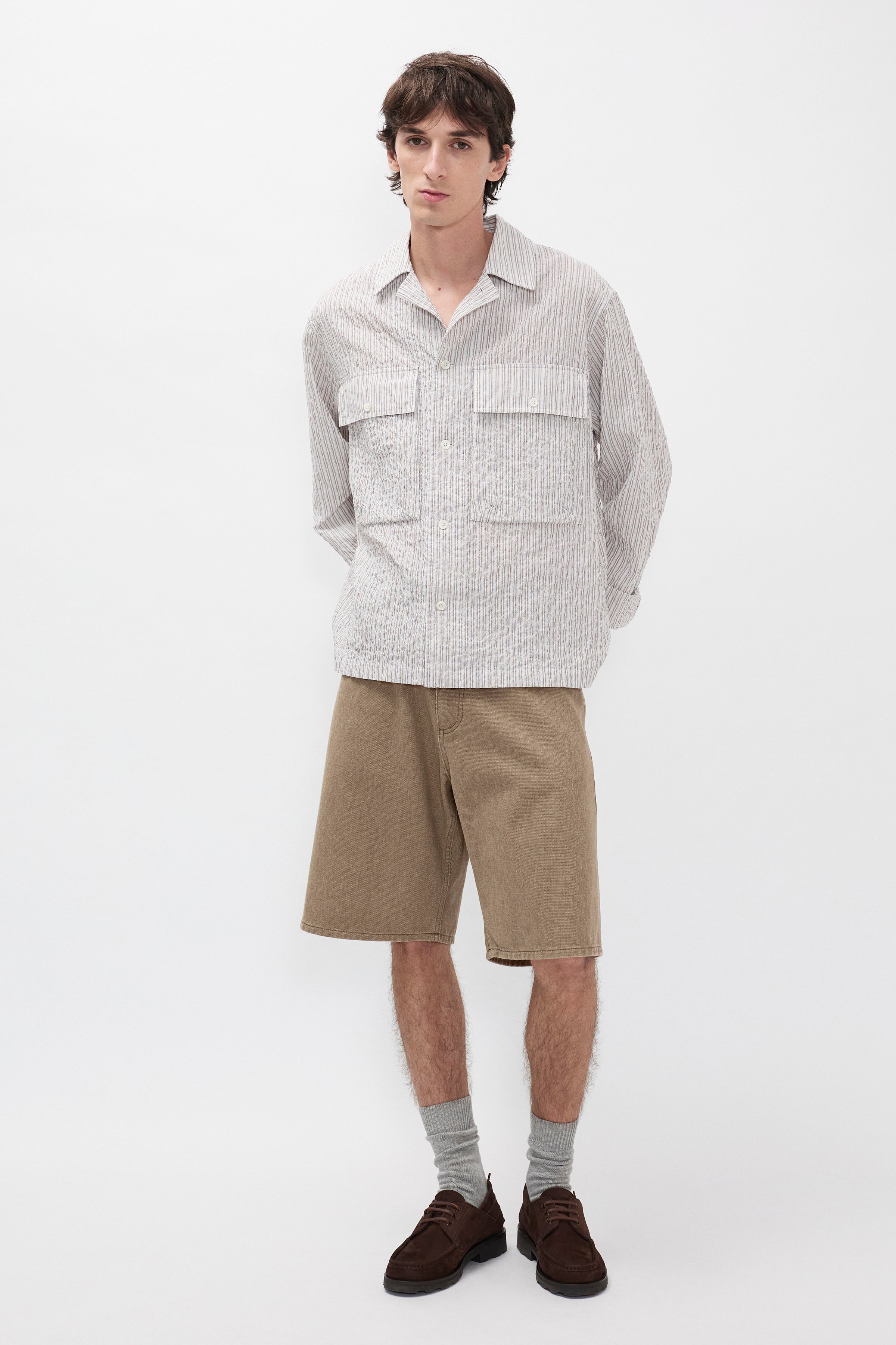 Short en twill teint à la réserve, coupe décontractée 5 poches – Short décontracté cinq poches, confectionné dans un tissu en twill teint à la réserve – Coupe avec une taille plus haute et une jambe plus large, ce…