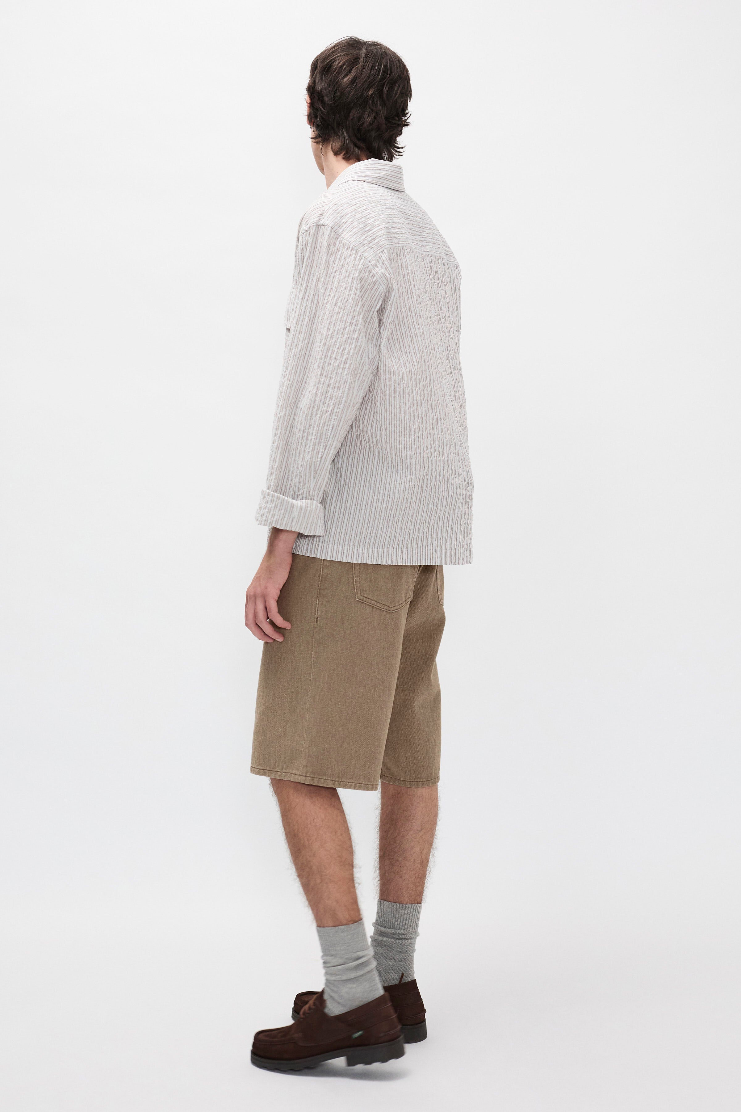 Short en twill teint à la réserve, coupe décontractée 5 poches – Short décontracté cinq poches, confectionné dans un tissu en twill teint à la réserve – Coupe avec une taille plus haute et une jambe plus large, ce…