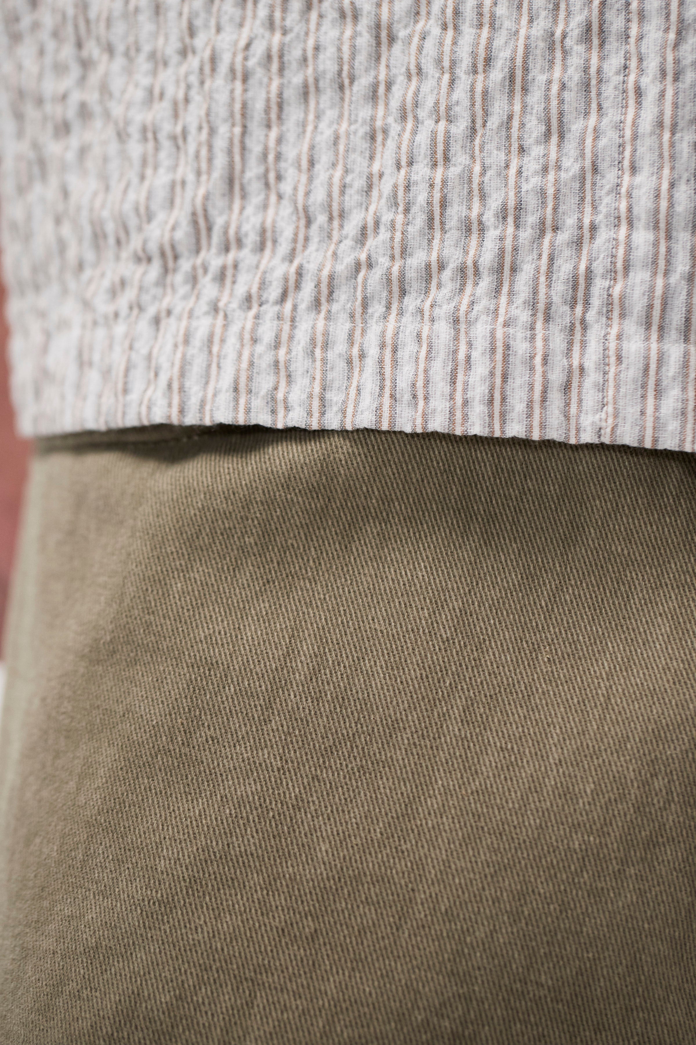 Short en twill teint en réserve, coupe décontractée, 5 poches - Short cinq poches décontracté en tissu twill teint en réserve - Short cinq poches décontracté en tissu teint en réserve