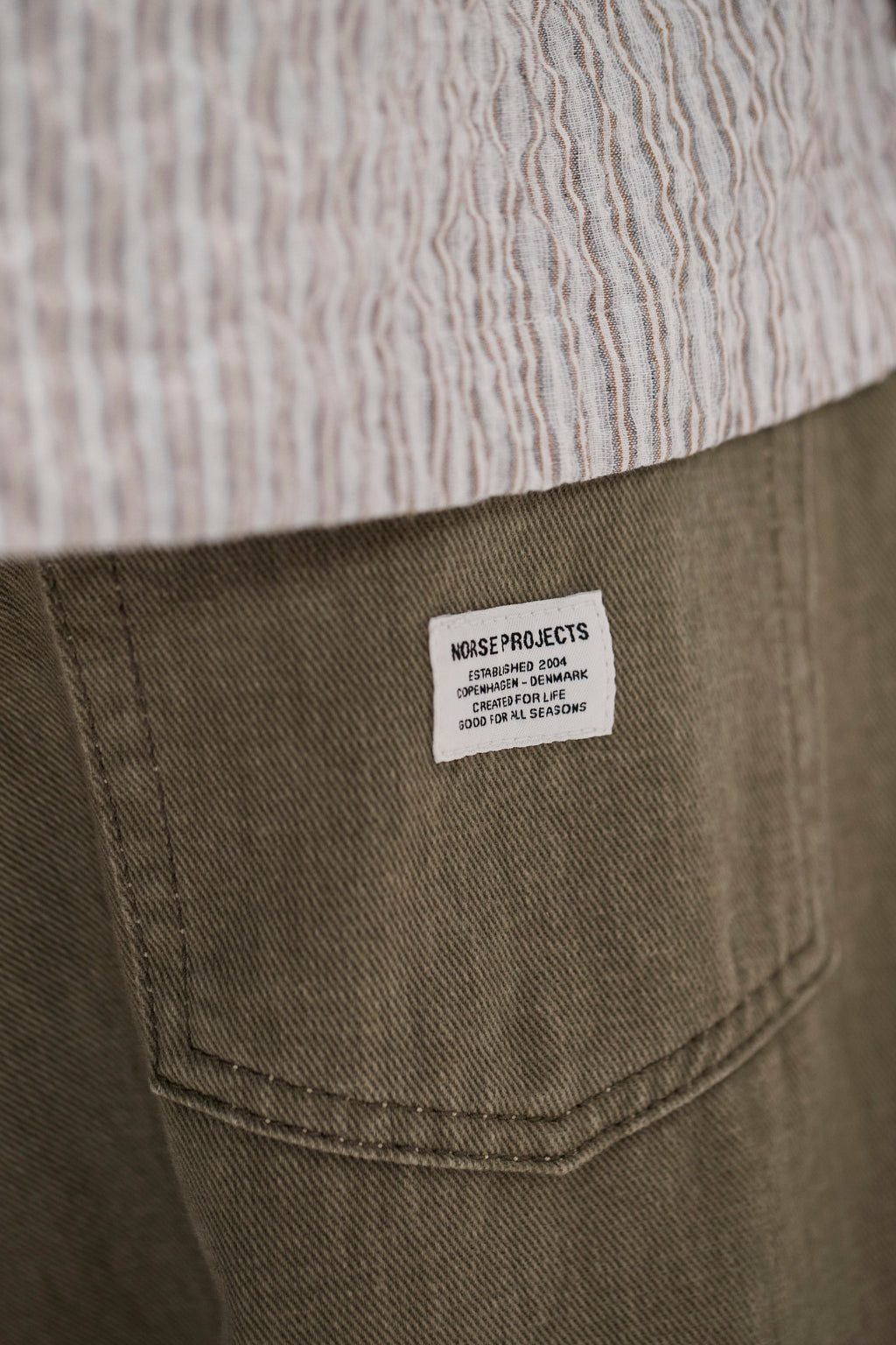 Short en twill teint en réserve, coupe décontractée, 5 poches - Short cinq poches décontracté en tissu twill teint en réserve - Short cinq poches décontracté en tissu teint en réserve