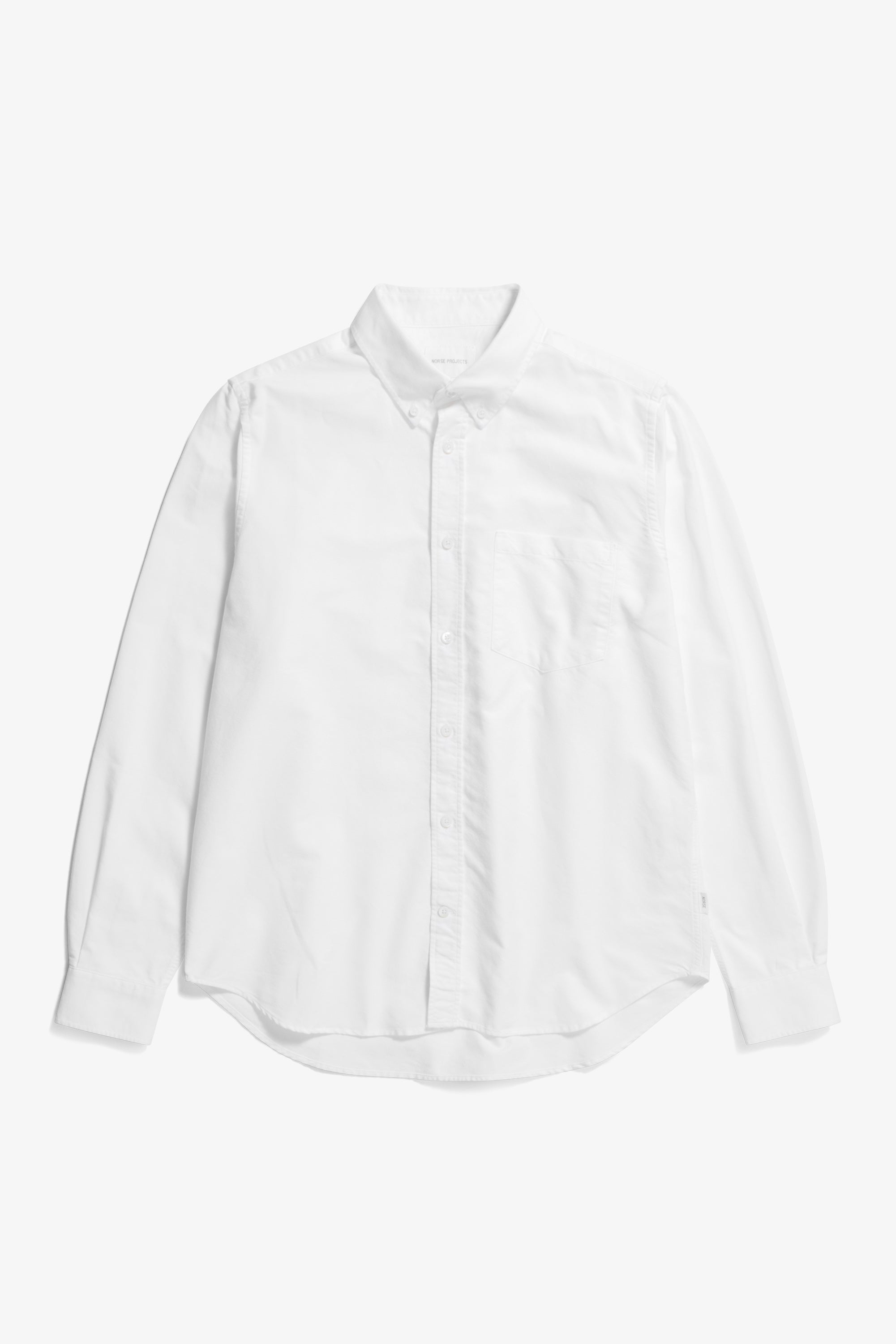 Chemise – Ce modèle est confectionné en coton biologique, lavé pour un tombé authentique et usé – Il est orné de boutons en nacre, d'une poitr…