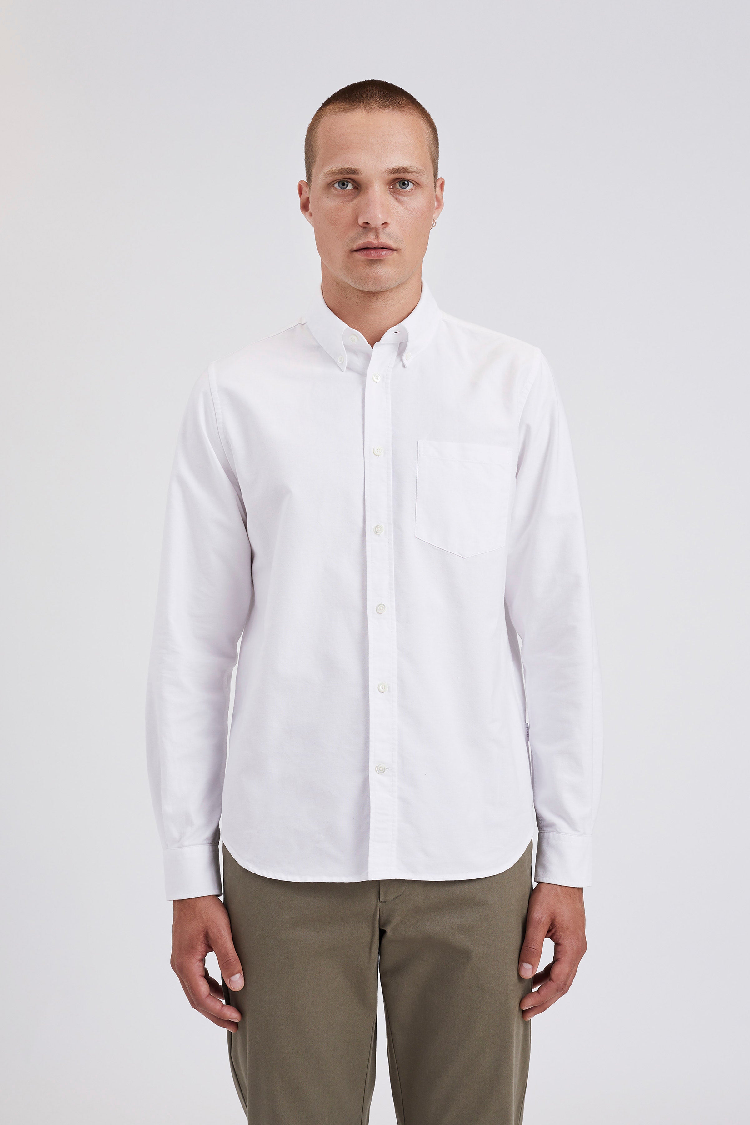 Chemise – Ce modèle est confectionné en coton biologique, lavé pour un tombé authentique et usé – Il est orné de boutons en nacre, d'une poitr…