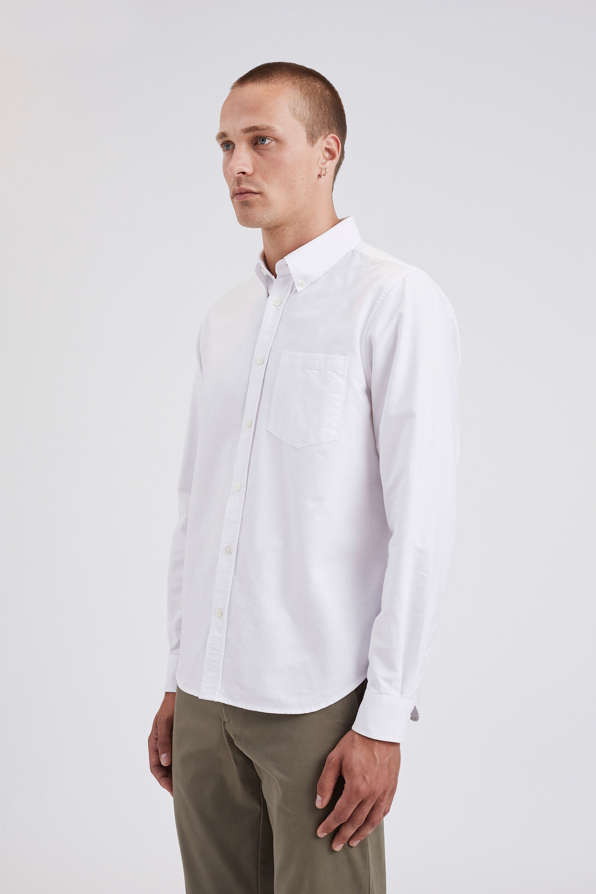 Chemise – Ce modèle est confectionné en coton biologique, lavé pour un tombé authentique et usé – Il est orné de boutons en nacre, d'une poitr…