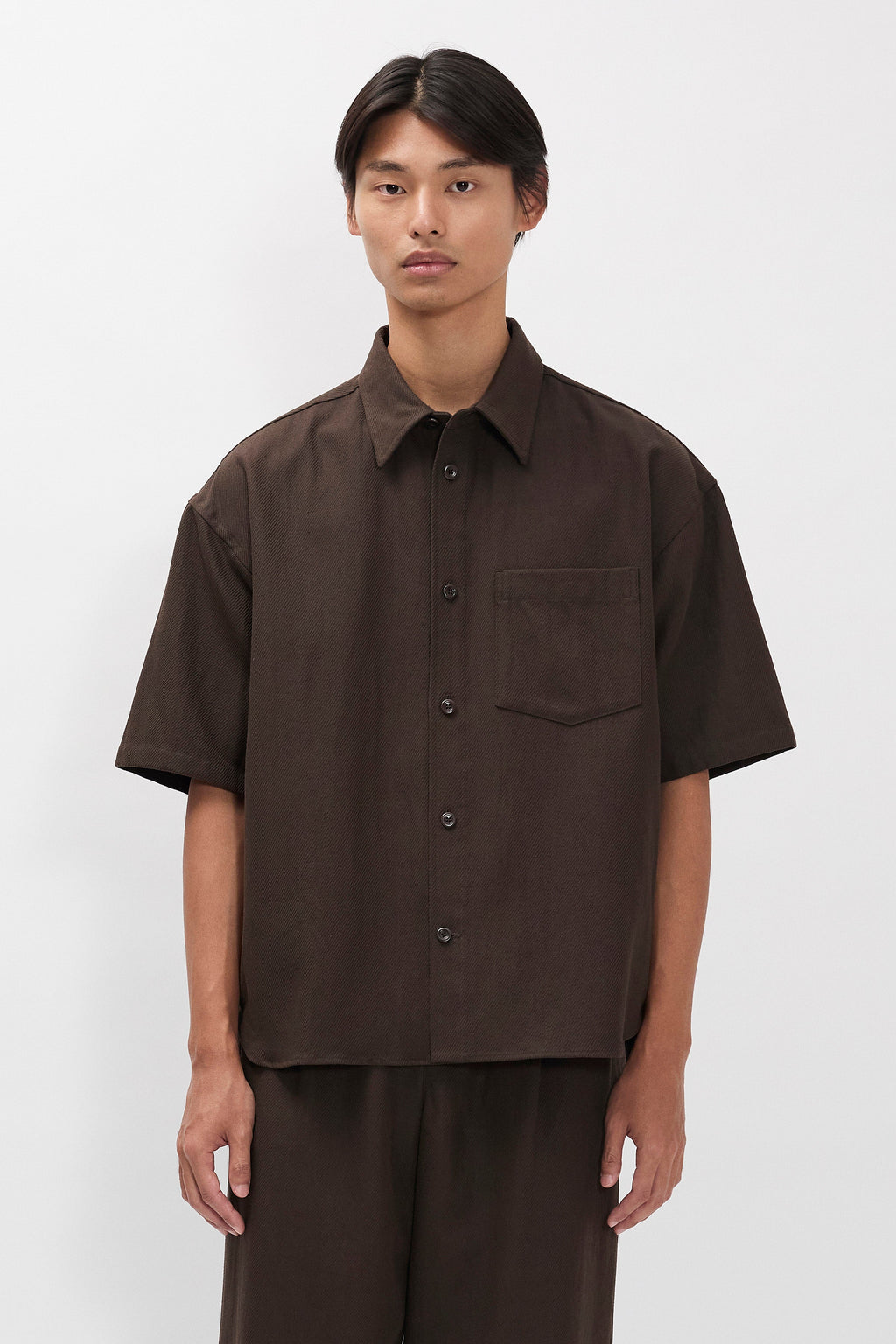 Chemise en twill de coton et lin à manches courtes - Une chemise décontractée à manches courtes, dotée d'une poche poitrine et confectionnée en twill de coton et de lin par le tisseur italien Mante…