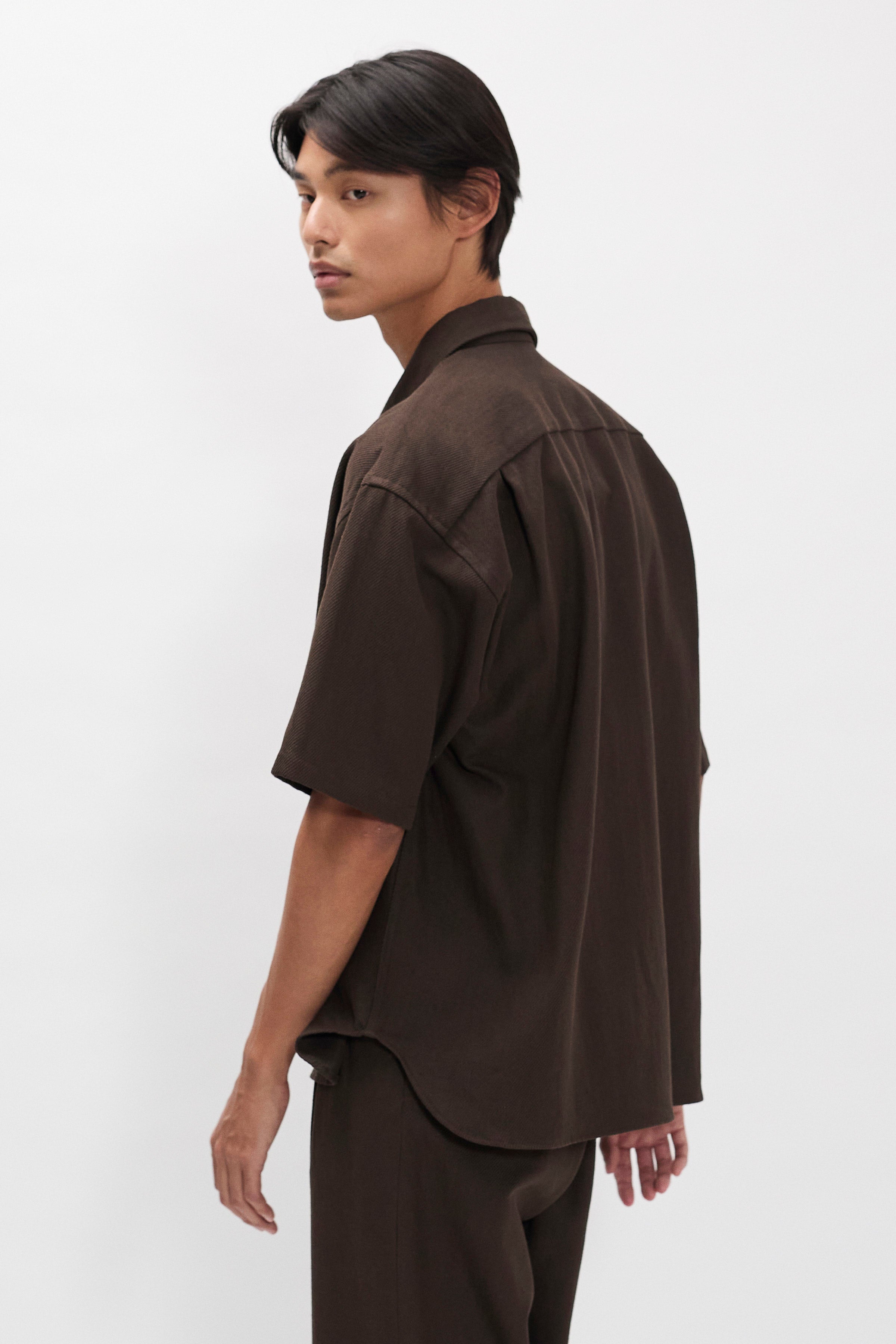 Chemise en twill de coton et lin à manches courtes - Une chemise décontractée à manches courtes, dotée d'une poche poitrine et confectionnée en twill de coton et de lin par le tisseur italien Mante…