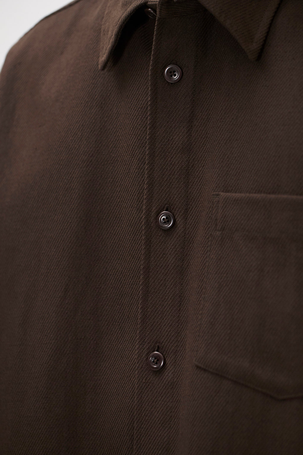 Chemise en twill de coton et lin à manches courtes - Une chemise décontractée à manches courtes, dotée d'une poche poitrine et confectionnée en twill de coton et de lin par le tisseur italien Mante…