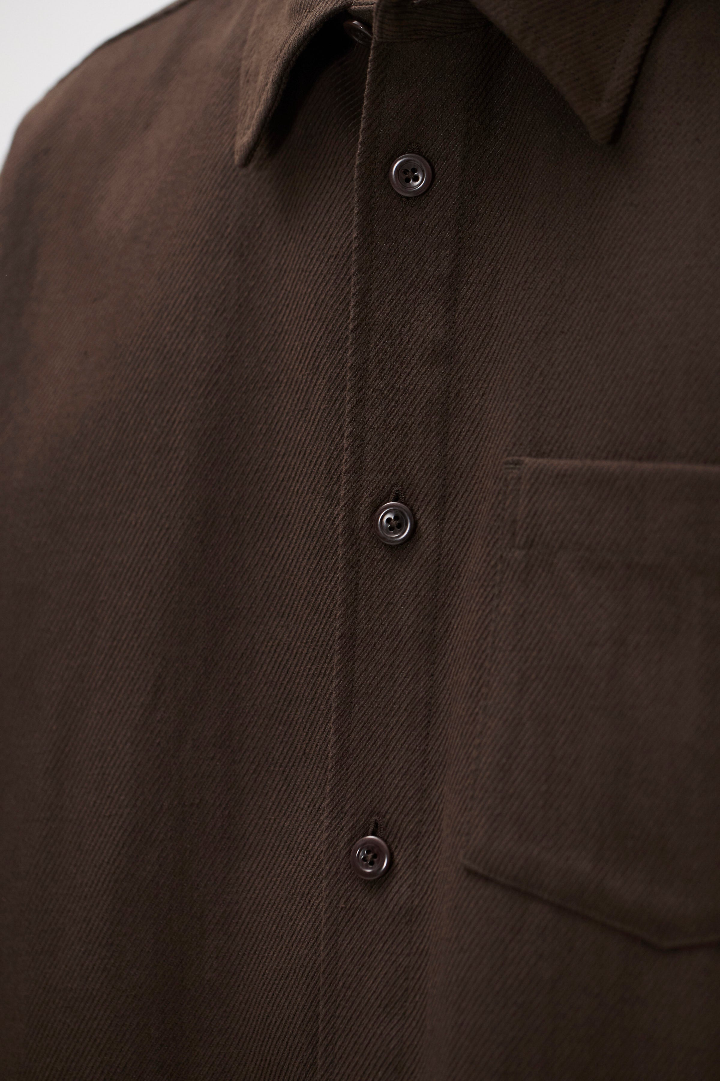Chemise en twill de coton et lin à manches courtes - Une chemise décontractée à manches courtes, dotée d'une poche poitrine et confectionnée en twill de coton et de lin par le tisseur italien Mante…