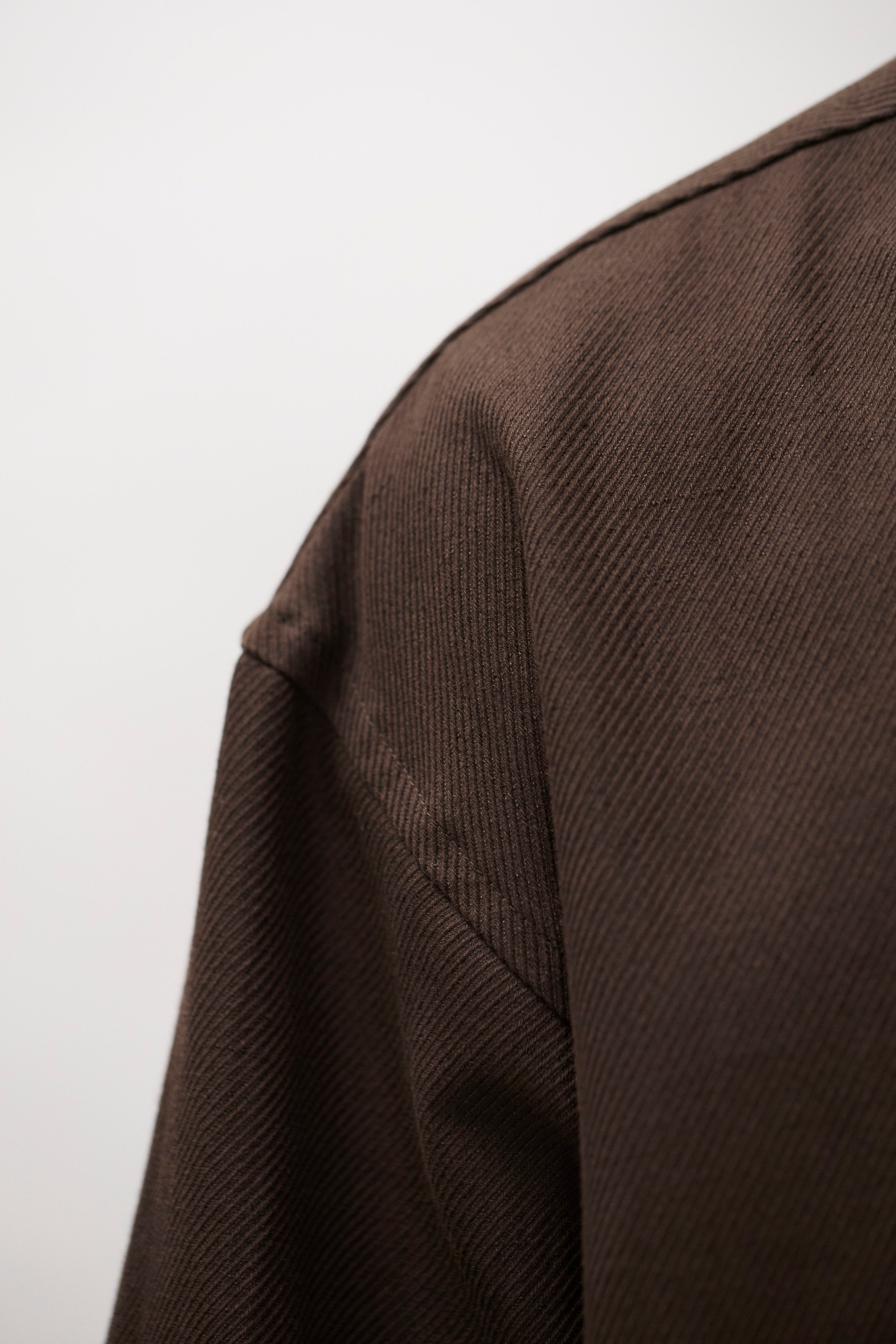 Chemise en twill de coton et lin à manches courtes - Une chemise décontractée à manches courtes, dotée d'une poche poitrine et confectionnée en twill de coton et de lin par le tisseur italien Mante…
