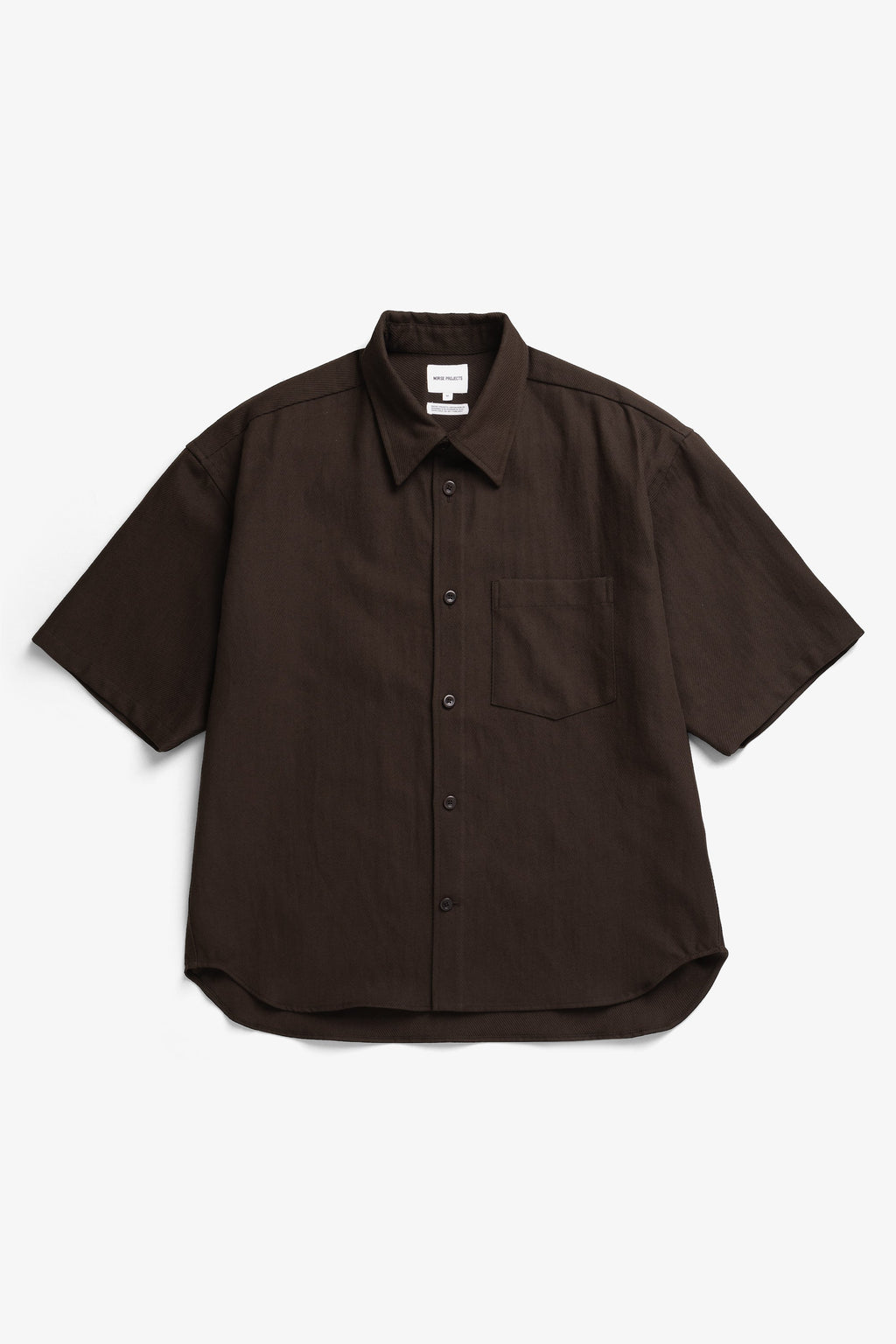 Chemise en twill de coton et lin à manches courtes - Une chemise décontractée à manches courtes, dotée d'une poche poitrine et confectionnée en twill de coton et de lin par le tisseur italien Mante…