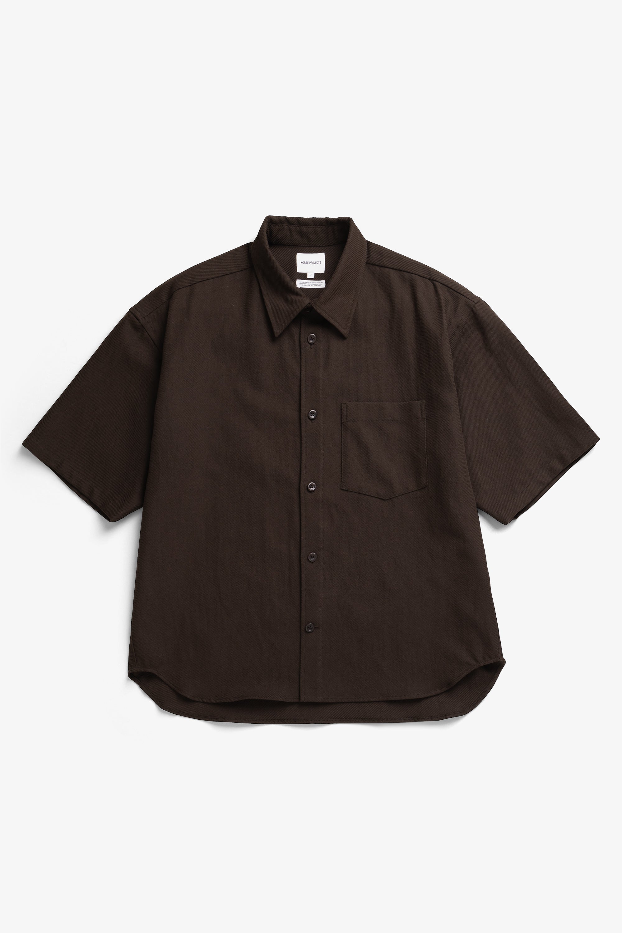 Chemise en twill de coton et lin à manches courtes - Une chemise décontractée à manches courtes, dotée d'une poche poitrine et confectionnée en twill de coton et de lin par le tisseur italien Mante…