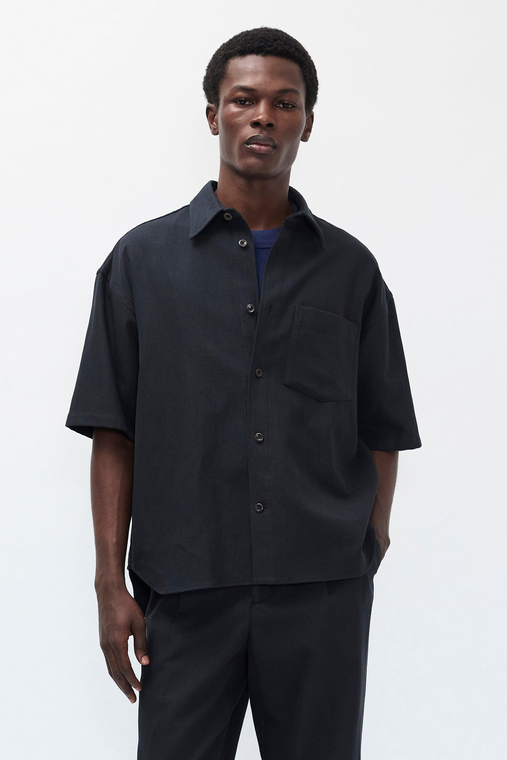 Chemise à manches courtes en twill de coton et lin - Une chemise à manches courtes coupe décontractée avec une poche poitrine, confectionnée dans un twill de coton et lin par le tisserand italien Mante…