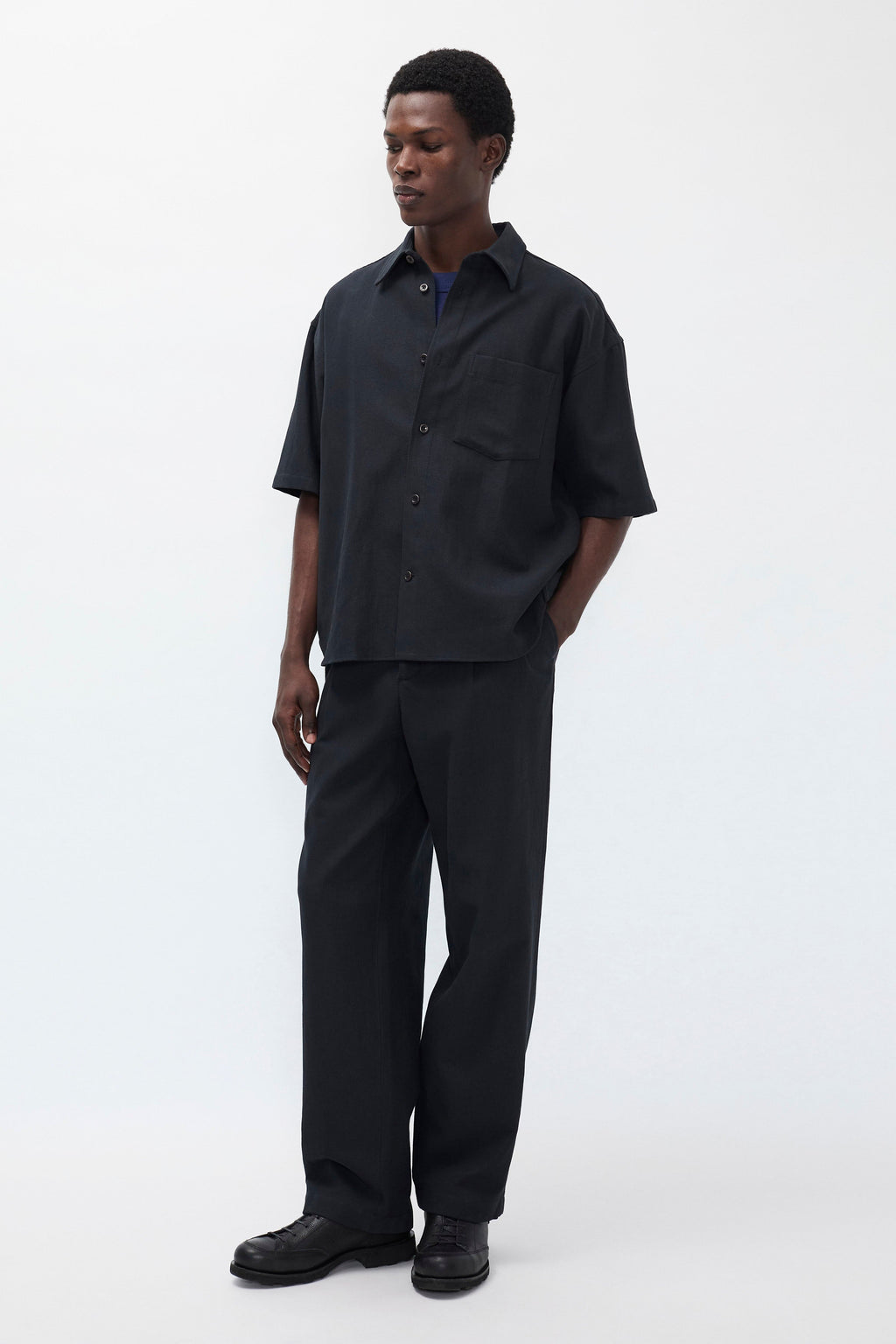 Chemise à manches courtes en twill de coton et lin - Une chemise à manches courtes coupe décontractée avec une poche poitrine, confectionnée dans un twill de coton et lin par le tisserand italien Mante…