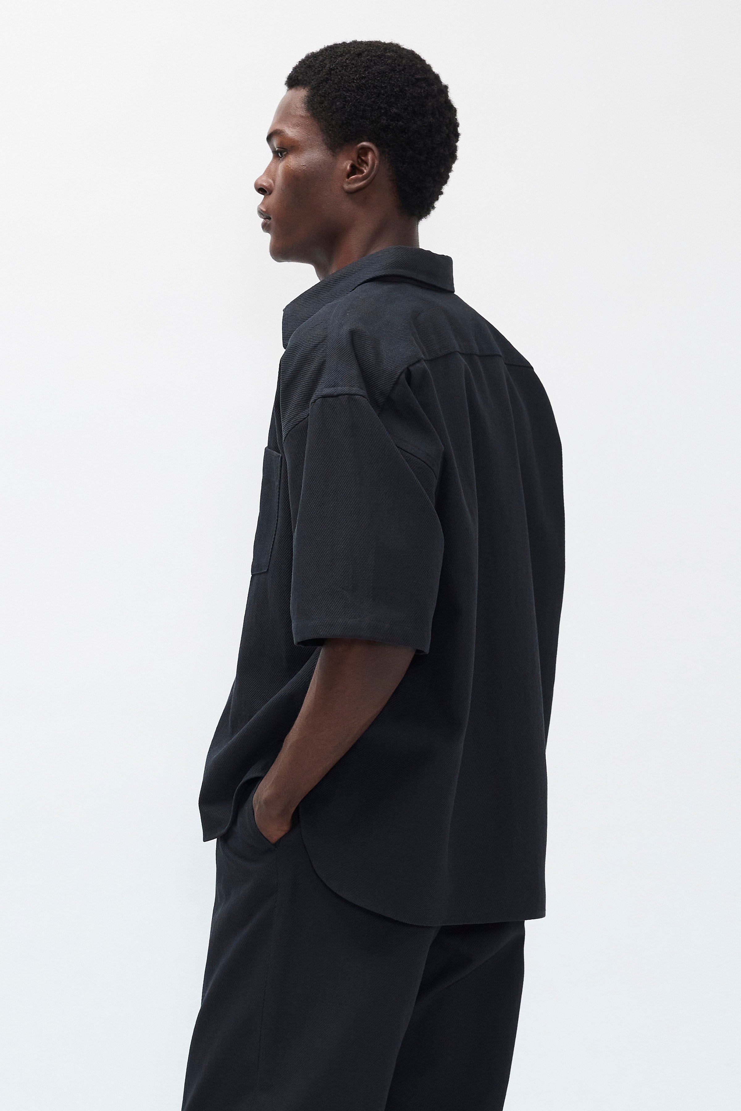 Chemise à manches courtes en twill de coton et lin - Une chemise à manches courtes coupe décontractée avec une poche poitrine, confectionnée dans un twill de coton et lin par le tisserand italien Mante…