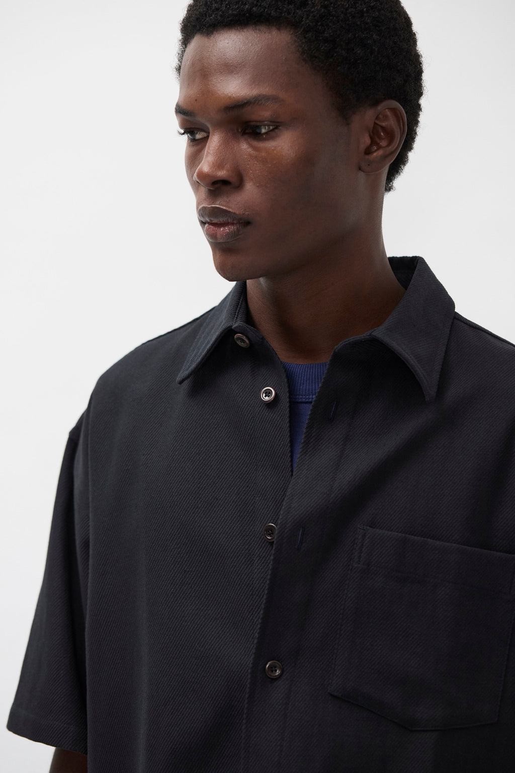 Chemise à manches courtes en twill de coton et lin - Une chemise à manches courtes coupe décontractée avec une poche poitrine, confectionnée dans un twill de coton et lin par le tisserand italien Mante…