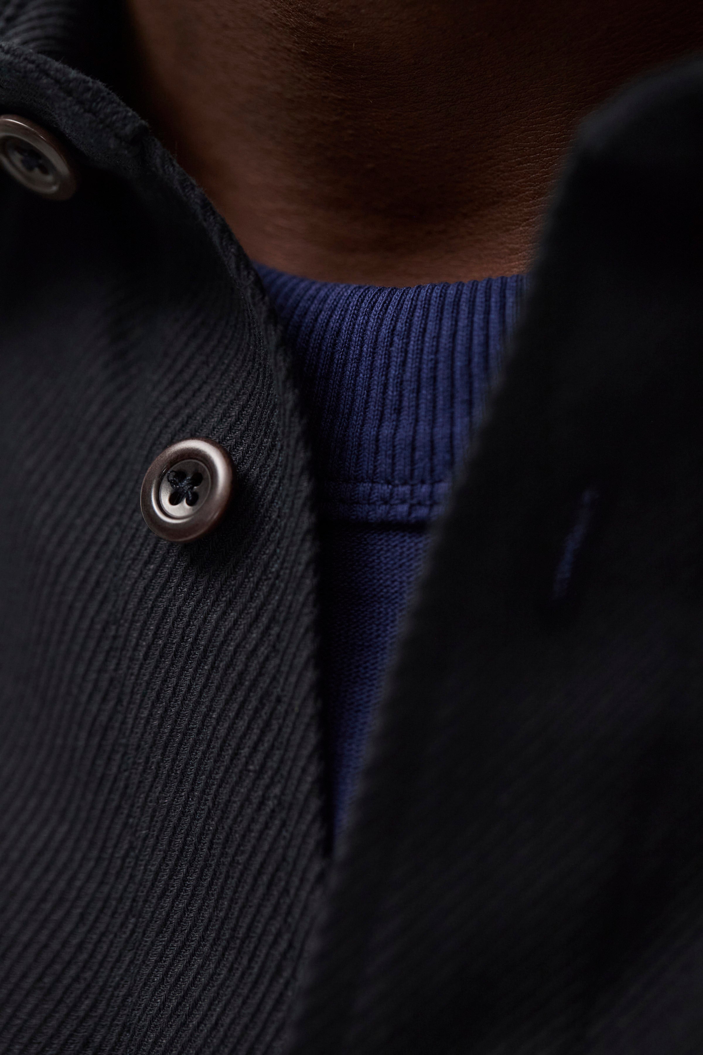 Chemise à manches courtes en twill de coton et lin - Une chemise à manches courtes coupe décontractée avec une poche poitrine, confectionnée dans un twill de coton et lin par le tisserand italien Mante…
