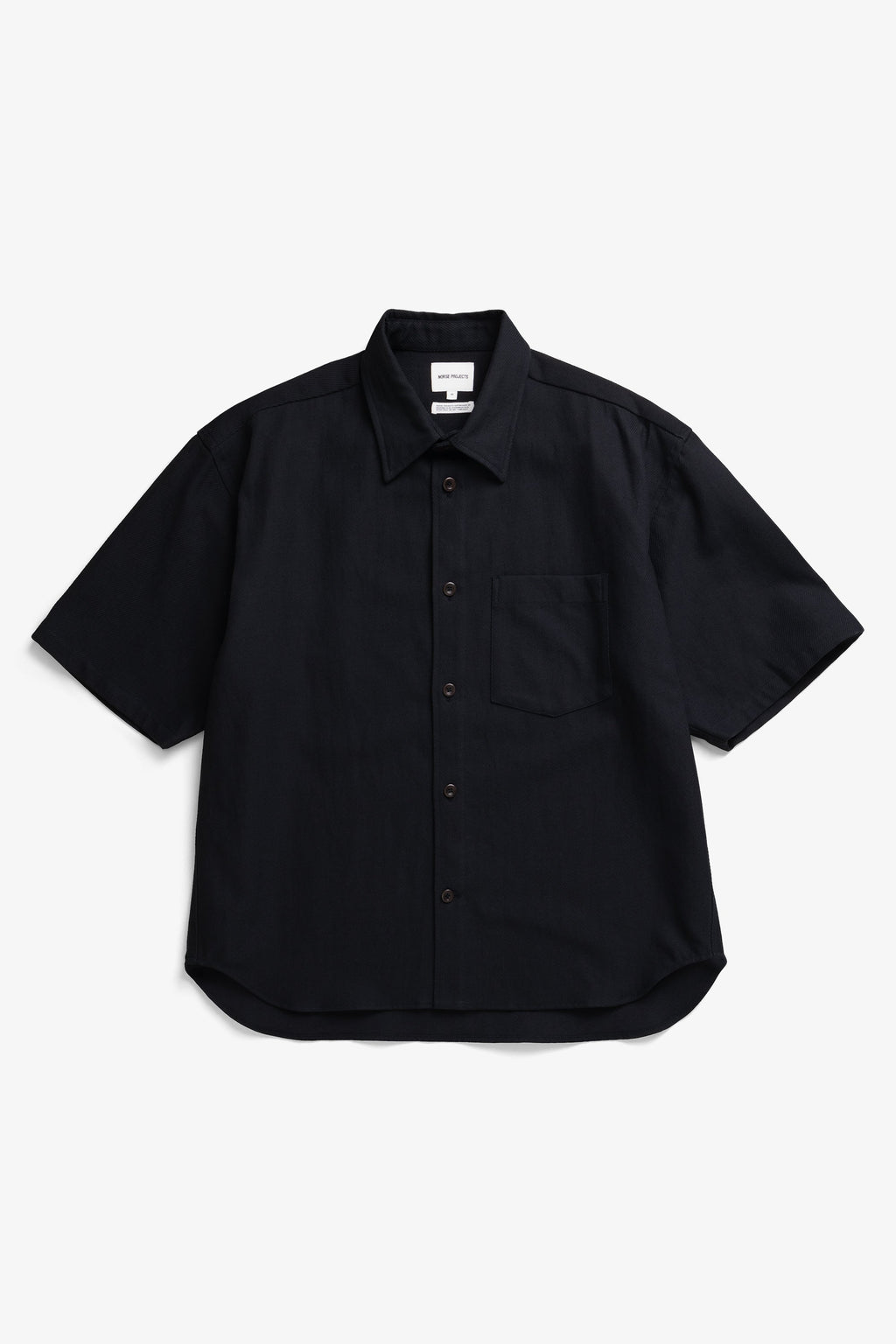 Chemise à manches courtes en twill de coton et lin - Une chemise à manches courtes coupe décontractée avec une poche poitrine, confectionnée dans un twill de coton et lin par le tisserand italien Mante…